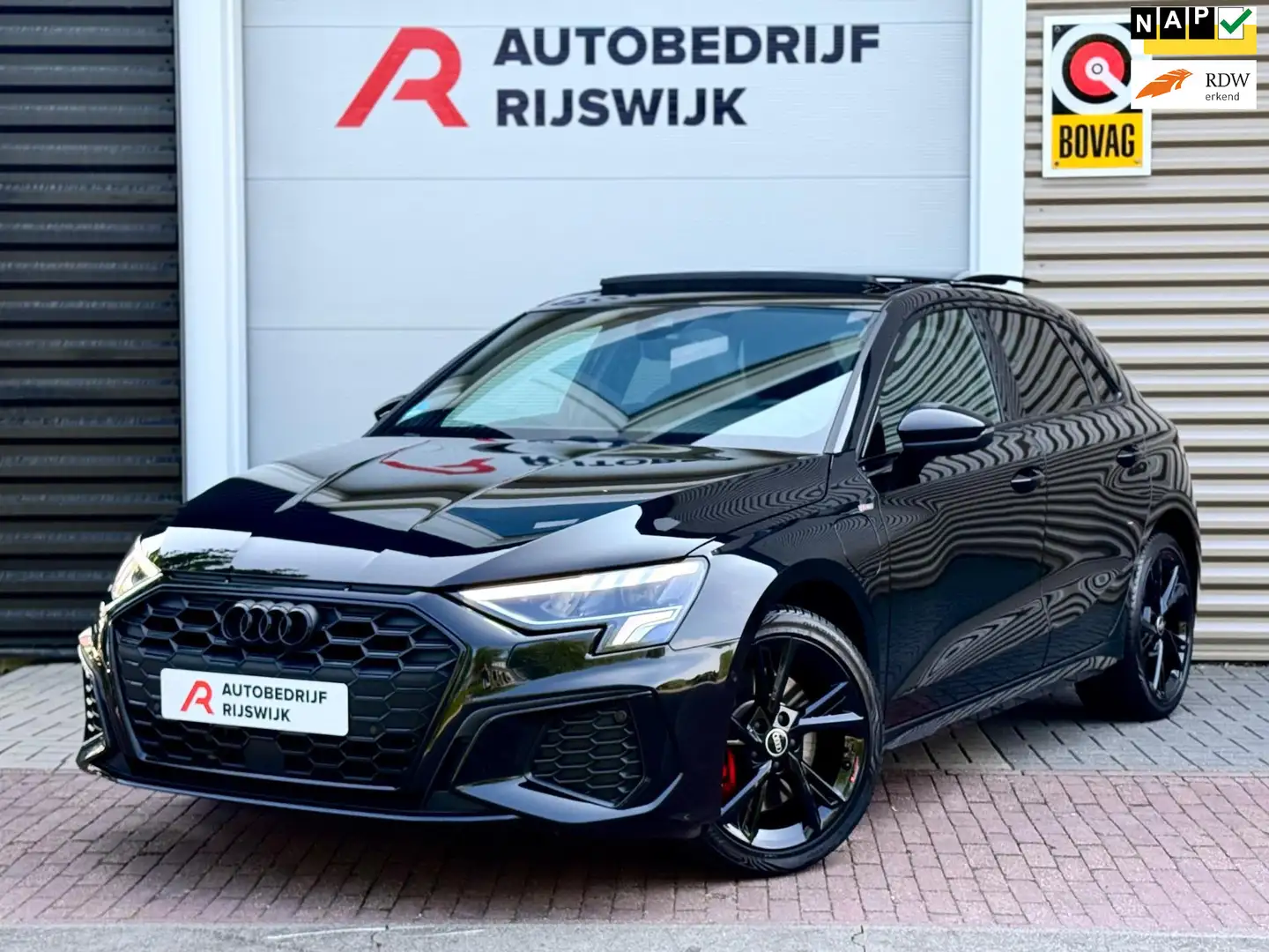 Audi A3 Sportback 45 TFSI e S edition Competition Pano/Mat Zwart - 1