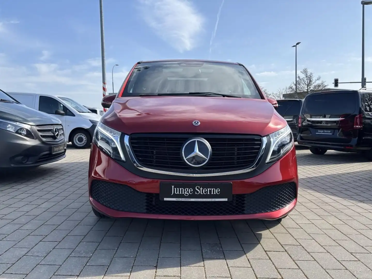 Mercedes-Benz EQV 300 300 Lang +DISTRONIC+PANO+STANDHZG+TISCH+360° Rot - 2