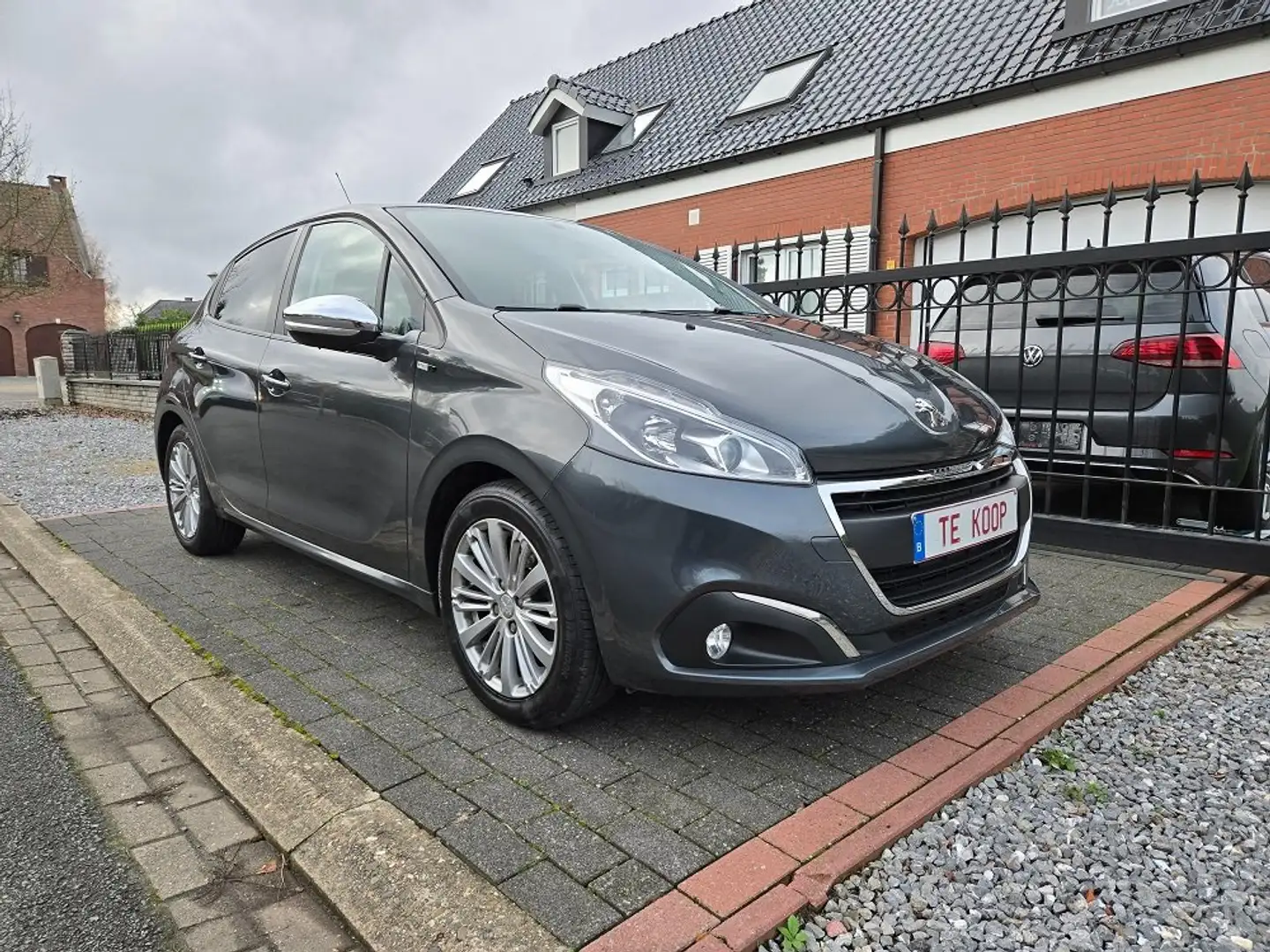 Peugeot 208 208 1.2i PureTech Style Grijs - 1