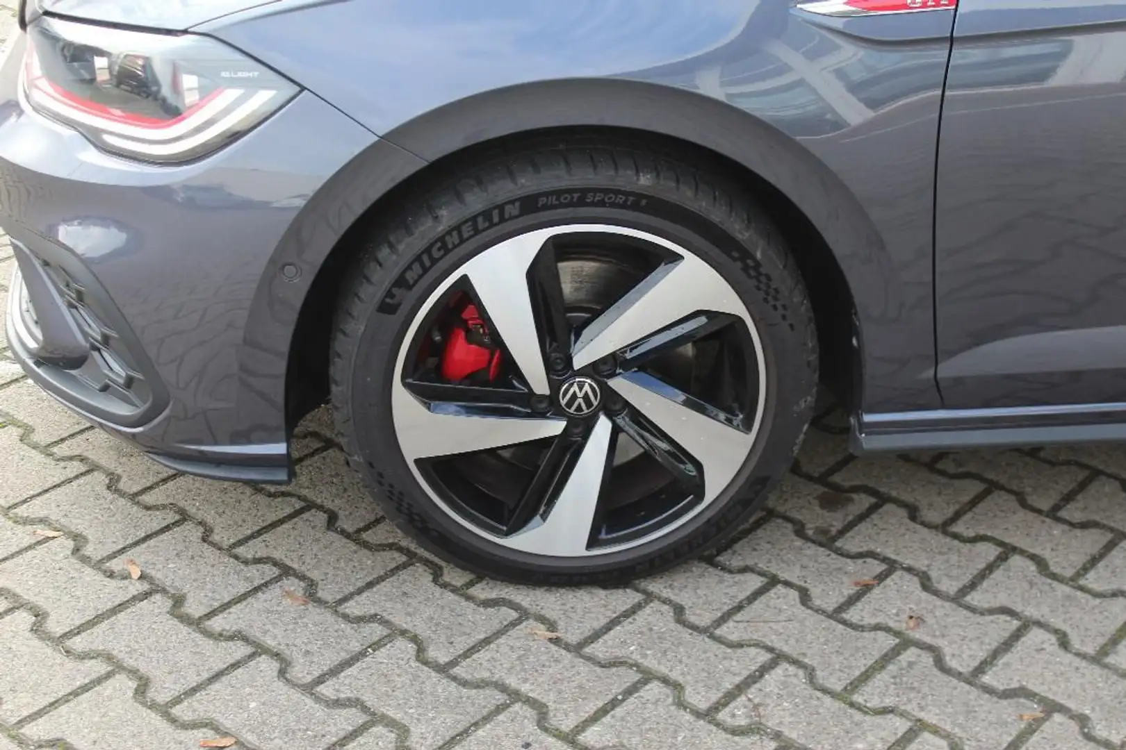 Volkswagen Polo GTI 2.0 TSI DSG Side Assist ACC Matrix Grau - 2