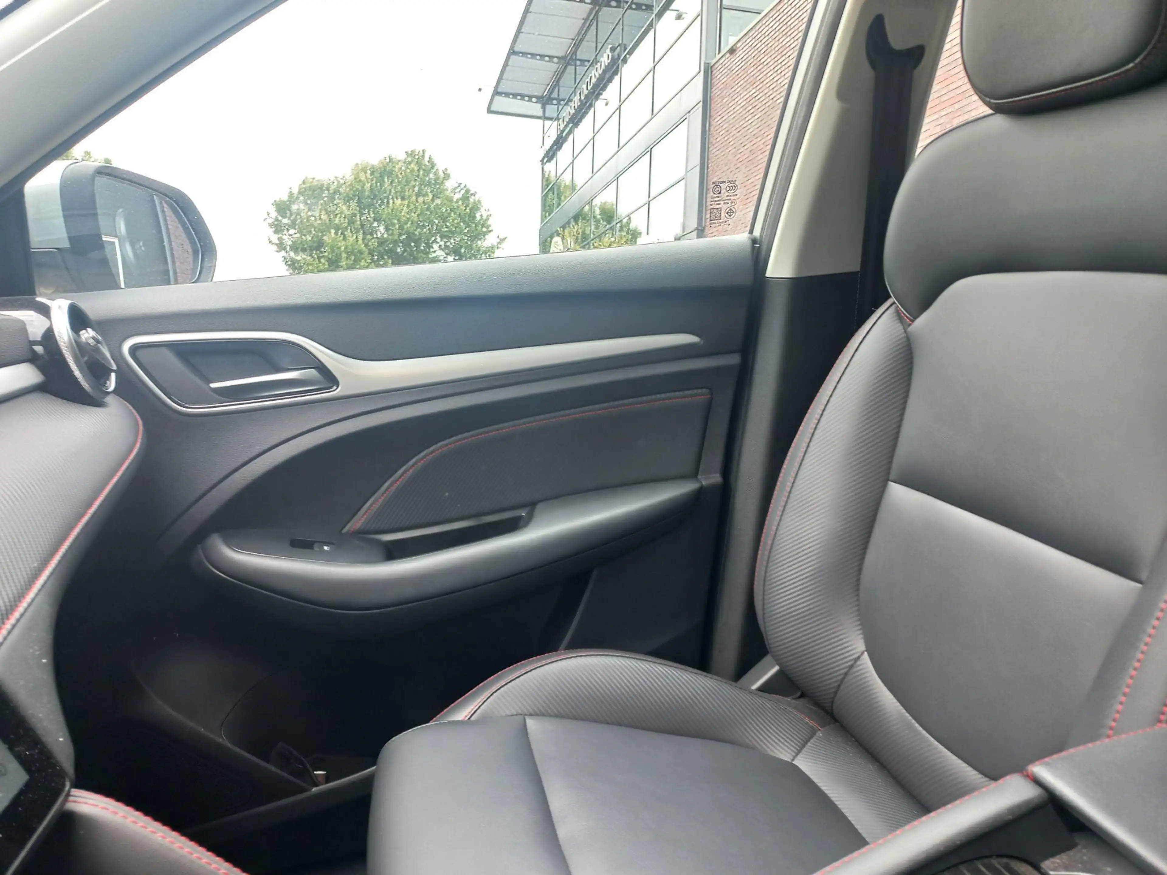MG ZS EV Long Range Luxury 70 kWh — photo 10