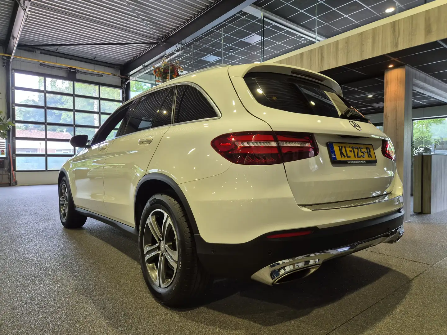 Mercedes-Benz GLC 250 4MATIC Edition 1 Navi | 4x4 | lijn-detectie | Dode Wit - 2