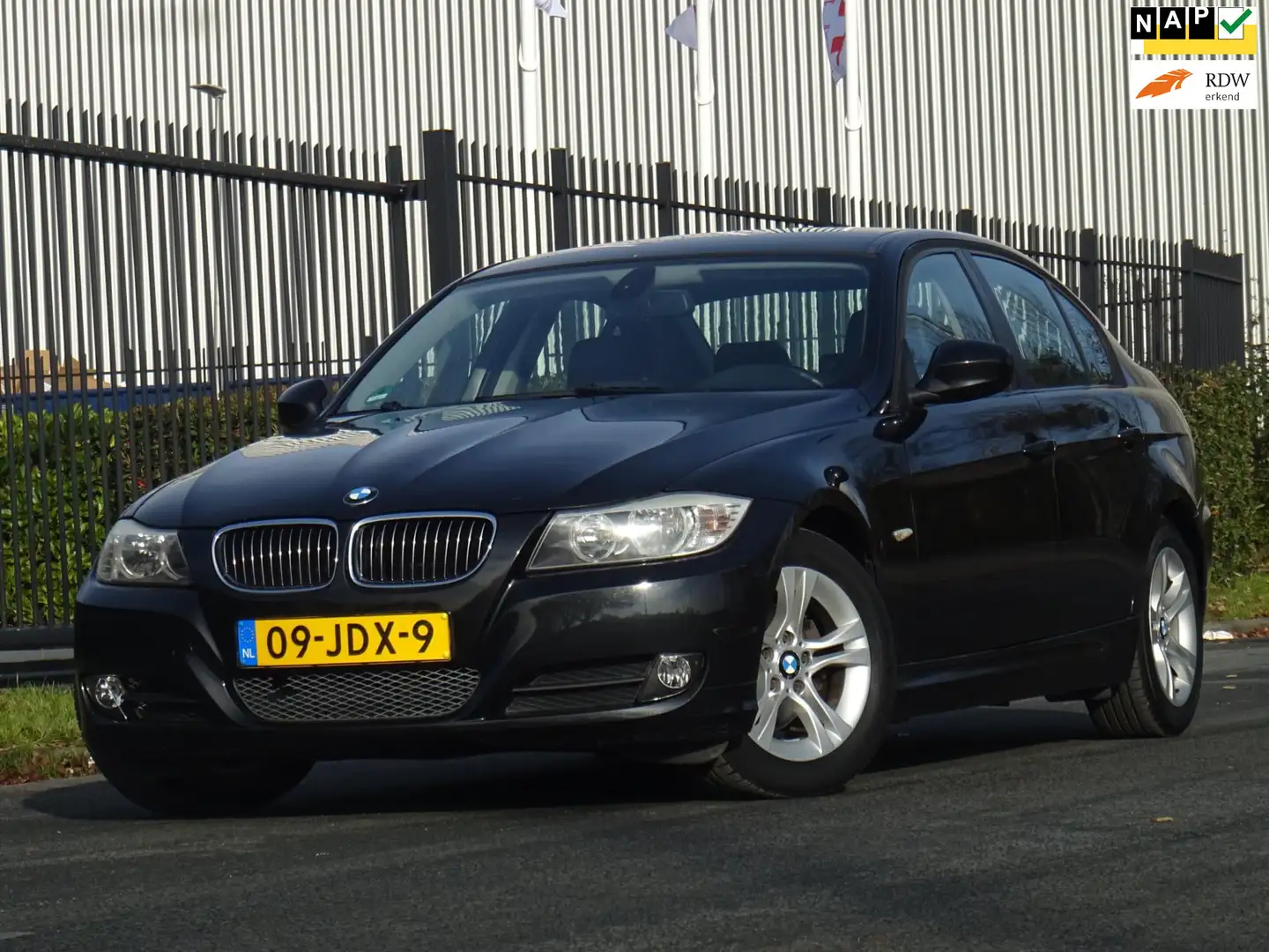 BMW 318 3-serie 318i High Executive NAP/LEER/NAVI/PDC/APK Schwarz - 1