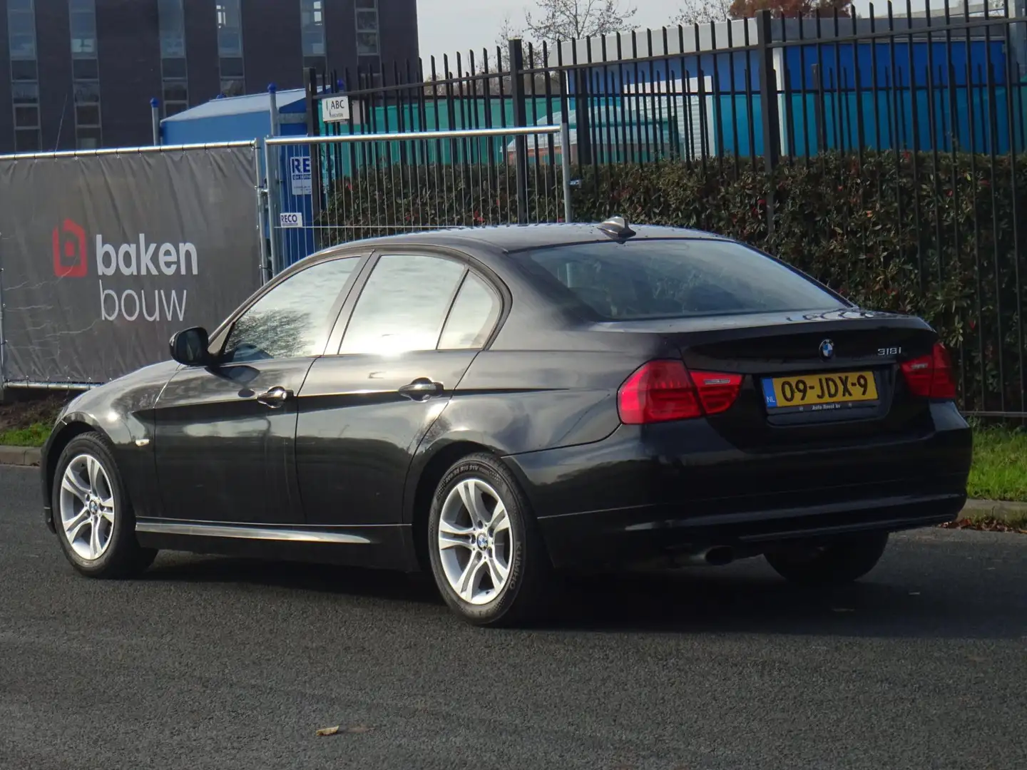 BMW 318 3-serie 318i High Executive NAP/LEER/NAVI/PDC/APK Schwarz - 2