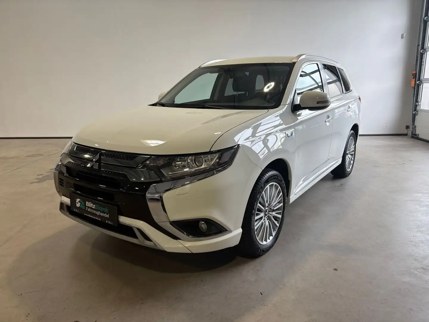 Mitsubishi Outlander PHEV Basis 4WD KAMERA PDC NAVI Weiß - 1