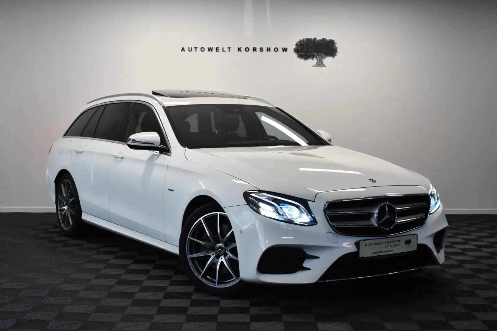 Mercedes-Benz E 220 d T AMG-LINE *M-BEAM*WIDE*KAMERA*S-DACH Weiß - 1