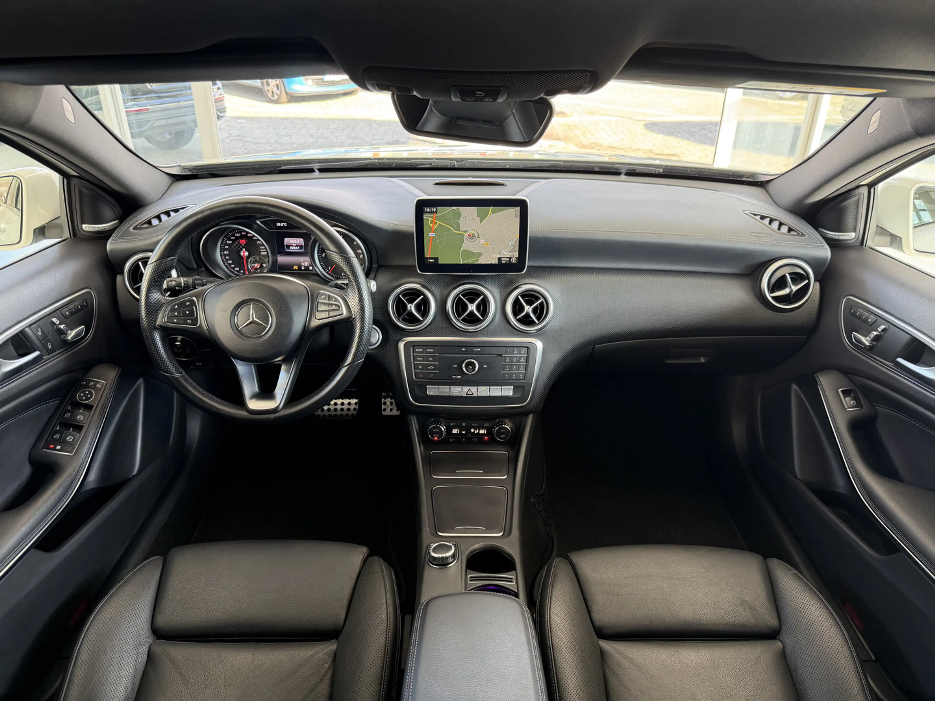 Mercedes-Benz A 200 CDI 4M AUT LEDER NAVI LED R-KAM KLIMA PDC SHZG — photo 11