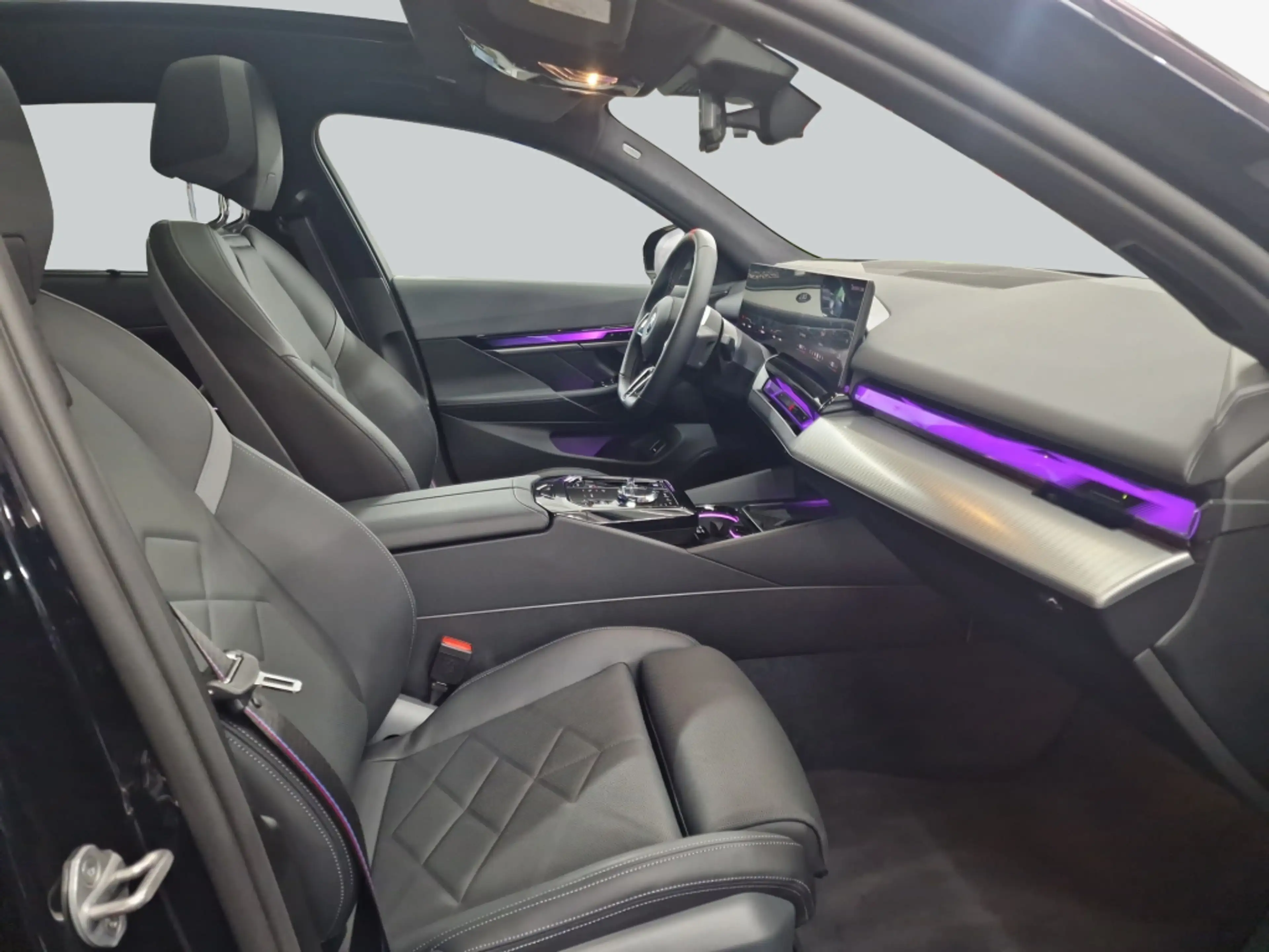 BMW i5 M60 MPaketPro AHK Pano LED B&W — photo 14