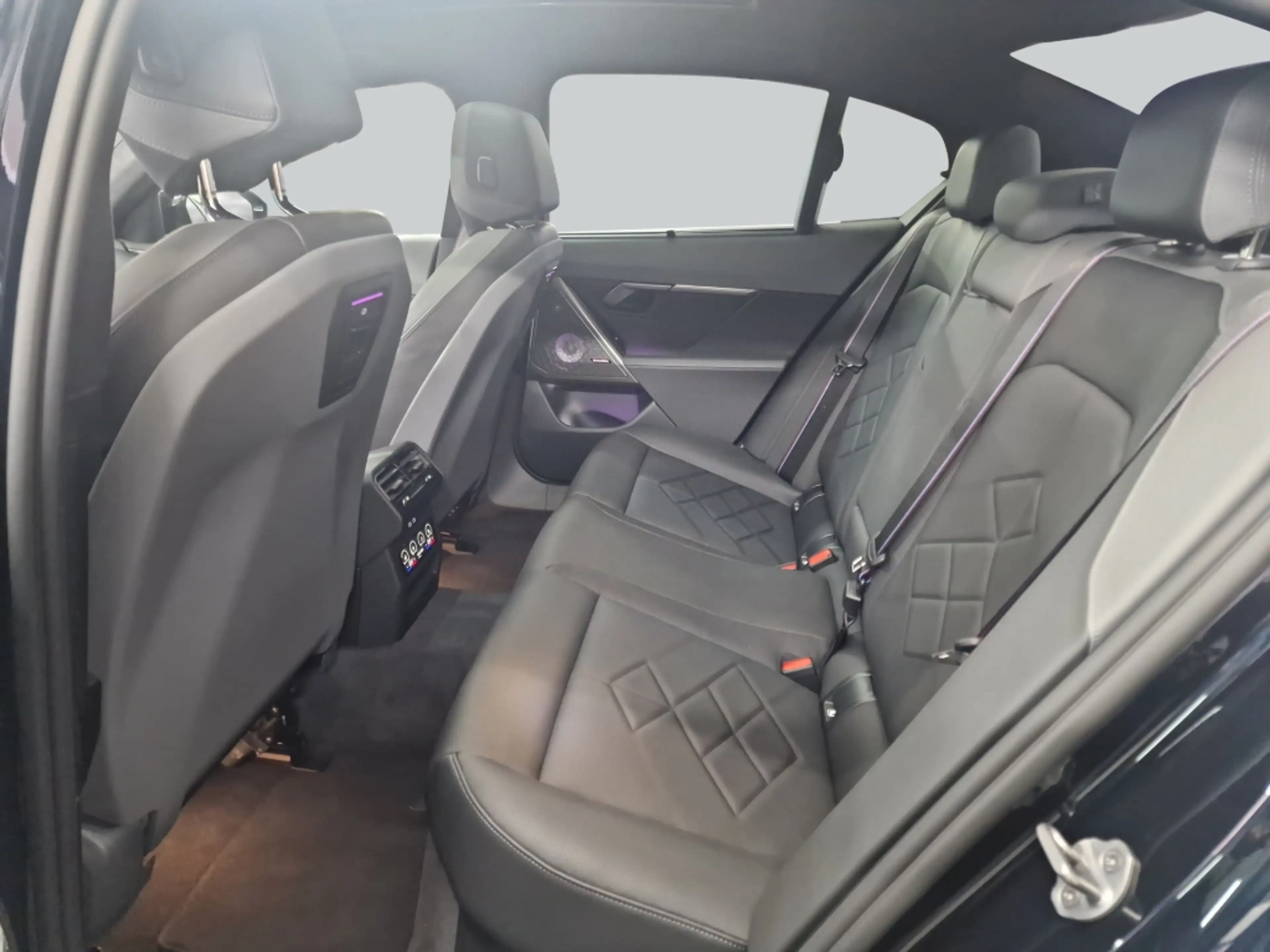 BMW i5 M60 MPaketPro AHK Pano LED B&W — photo 13