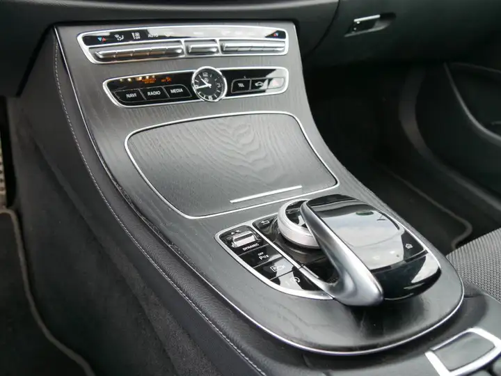 Mercedes-Benz E 300 d Sport Style Automatik  Navi LED AHK CAM – Foto 12