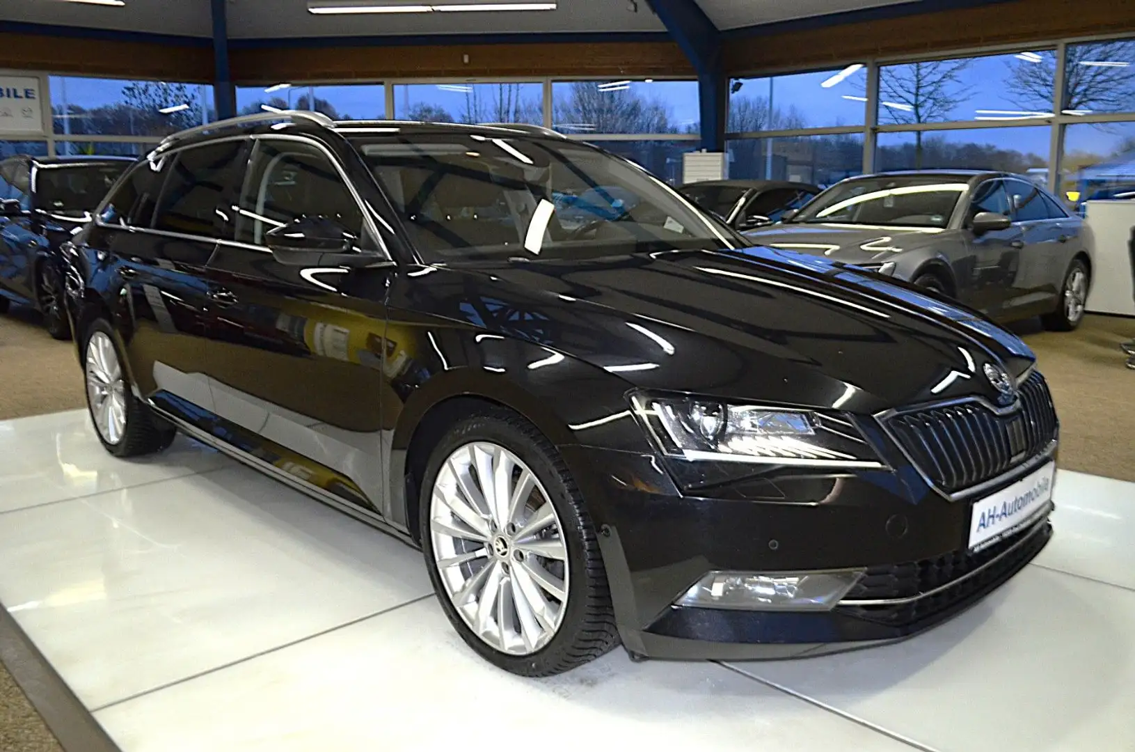 Skoda Superb Combi Style AUTOMATIK / Bi-XENON / NAVI Schwarz - 2