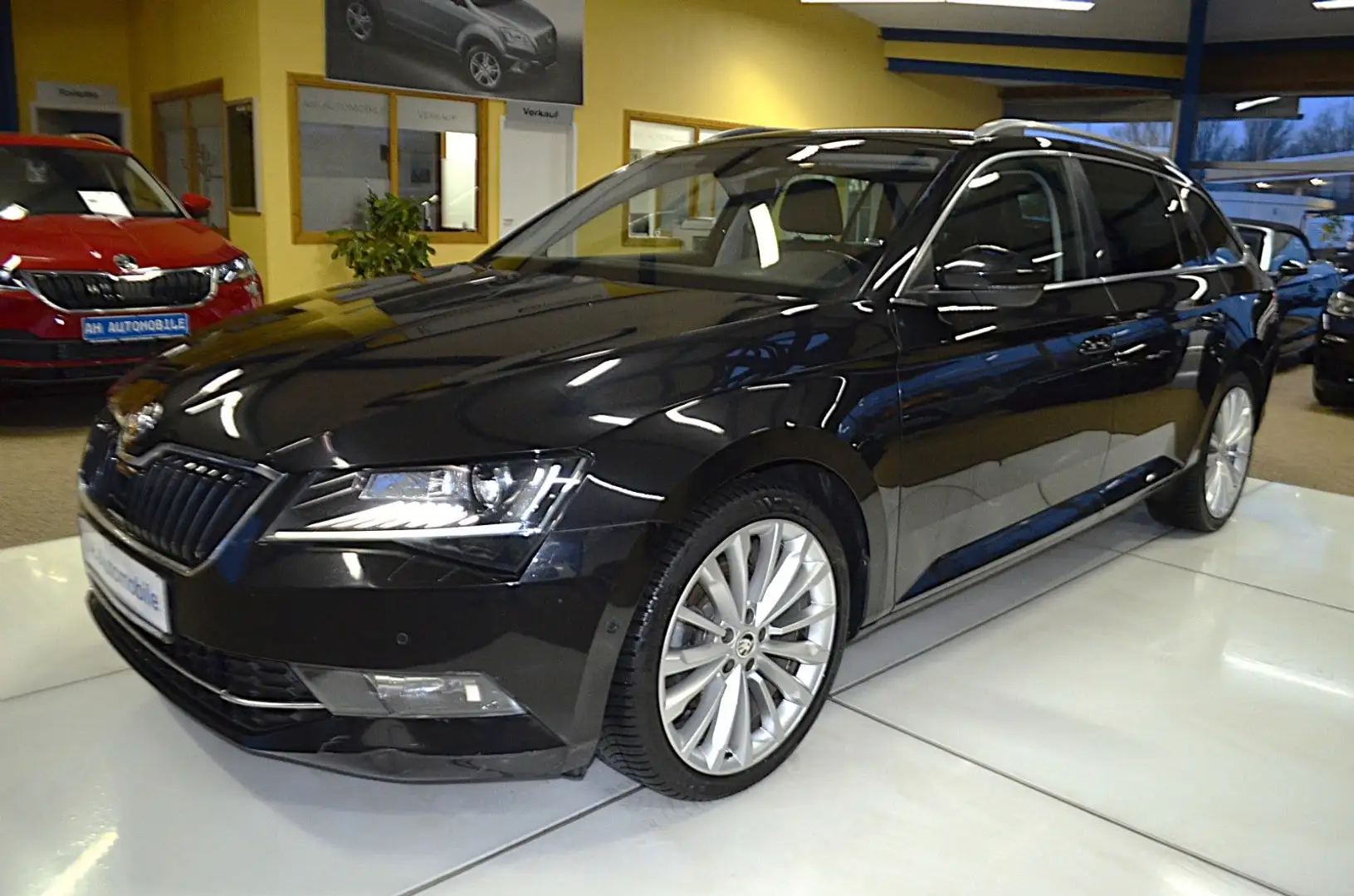 Skoda Superb Combi Style AUTOMATIK / Bi-XENON / NAVI Schwarz - 1