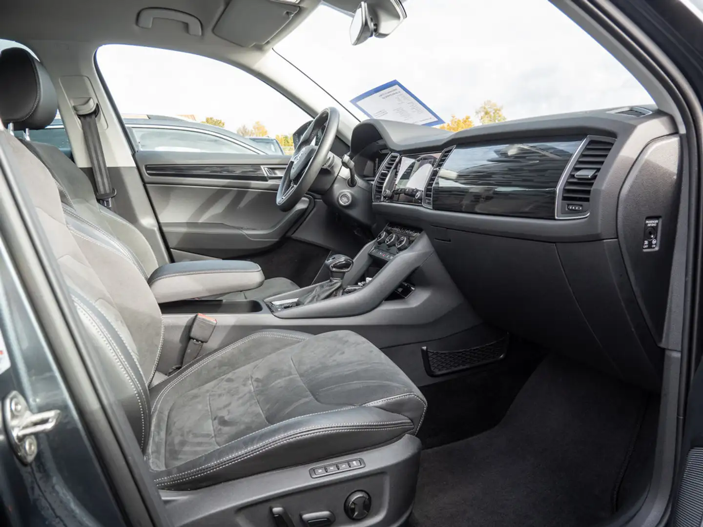 Skoda Kodiaq 2.0 TDI DSG Style NAVI AHK STANDHZ LED Grijs - 2
