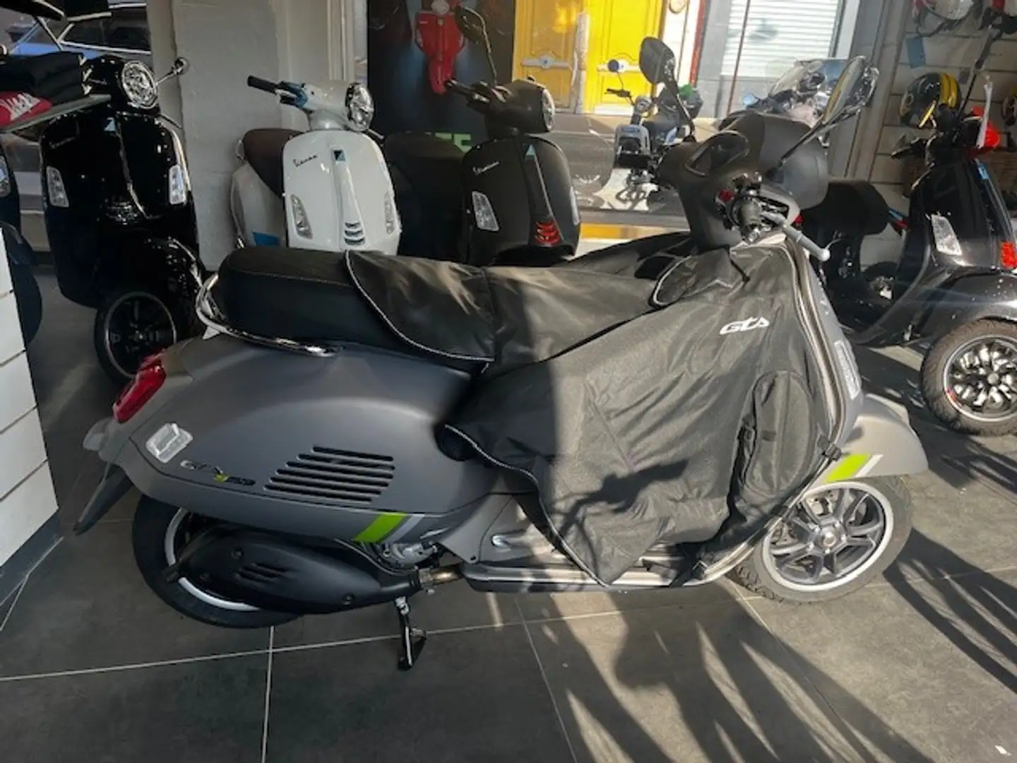 Vespa GT Gris - 1