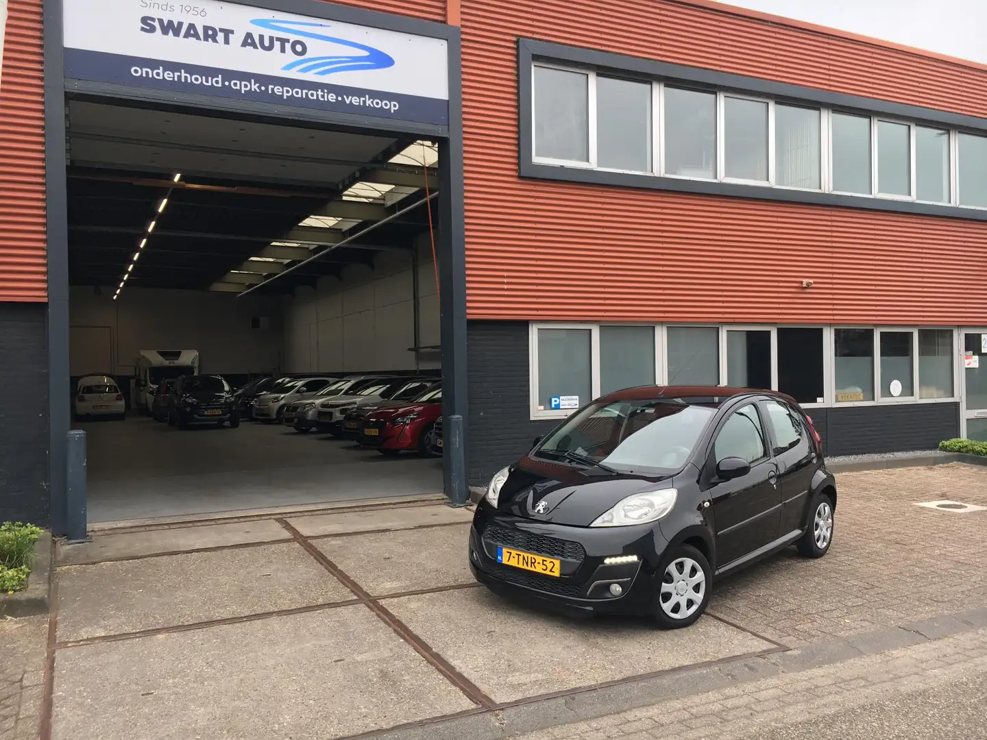 Peugeot 107 1.0 Active |5 Deurs | Airco | Bluetooth Parrot | C Zwart - 2