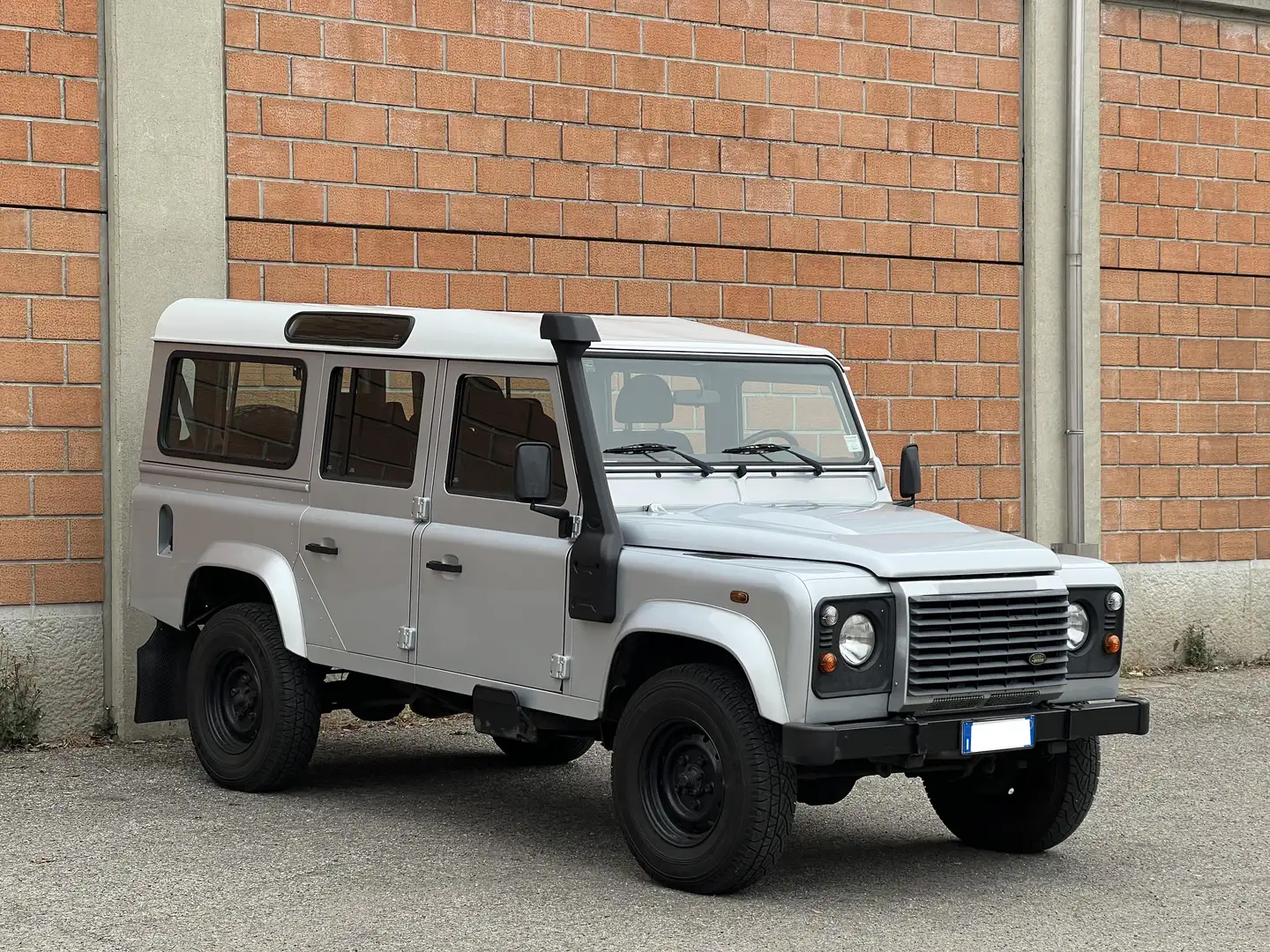 Land Rover Defender Defender 110 2.4 td SE SW 7 posti Argent - 1