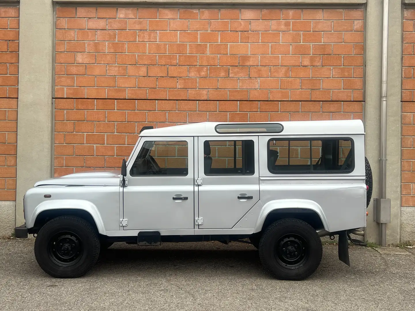 Land Rover Defender Defender 110 2.4 td SE SW 7 posti Argent - 2
