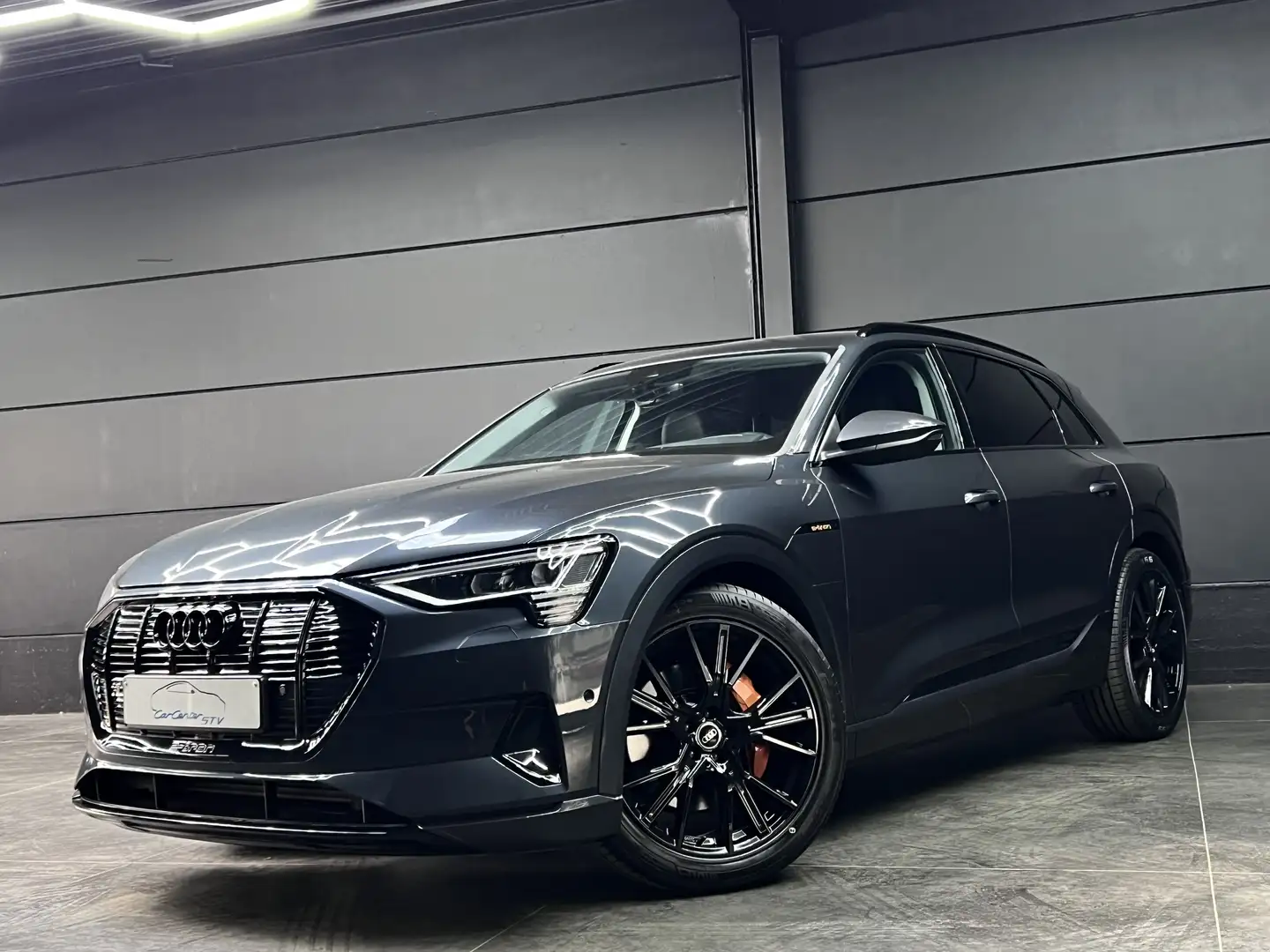 Audi e-tron 55 quattro 95 kWh / Black line / 2023 Grijs - 1