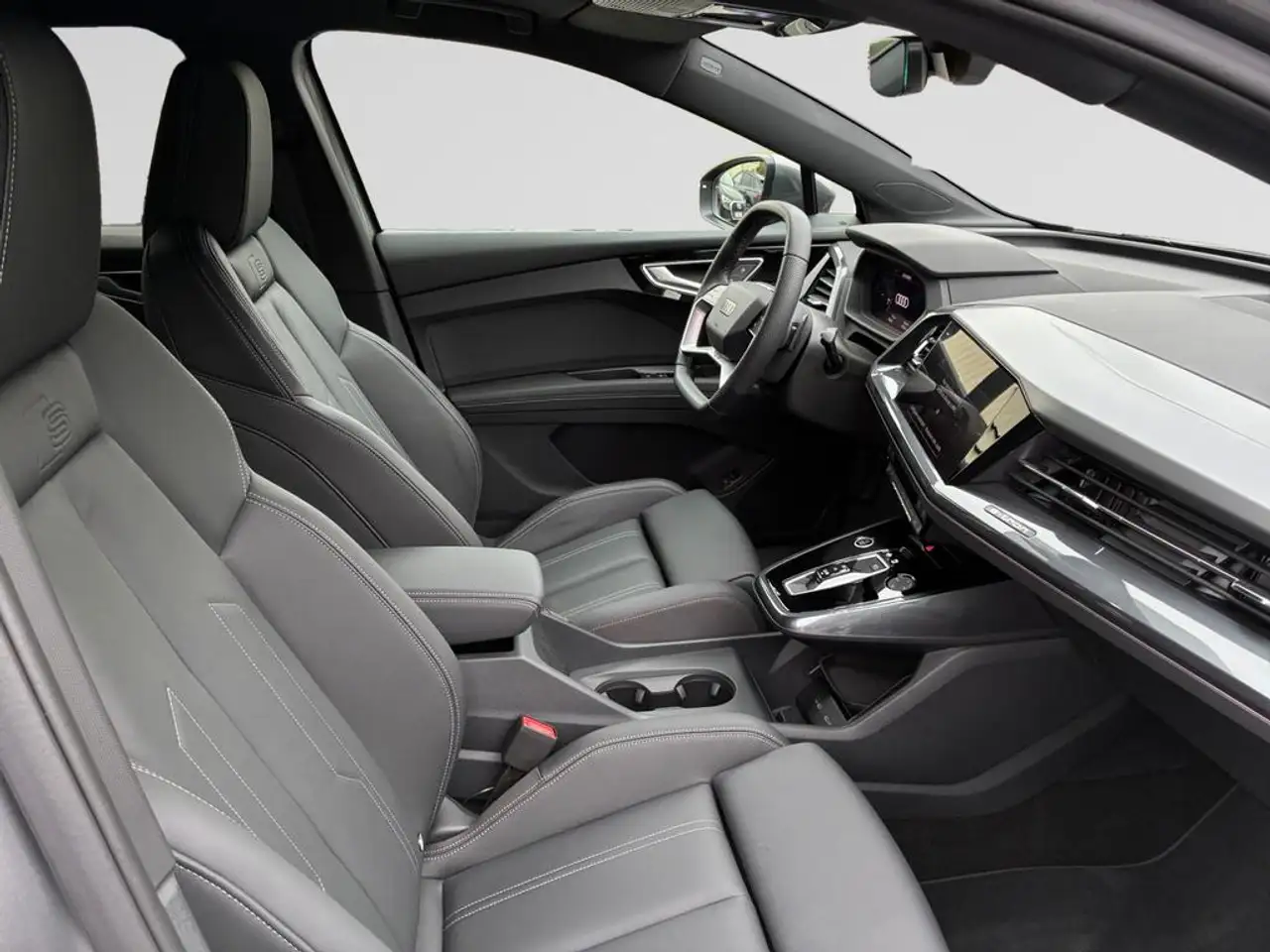 Audi Q4 e-tron Audi Q4 S line 45 e-tron 210,00 kW 3