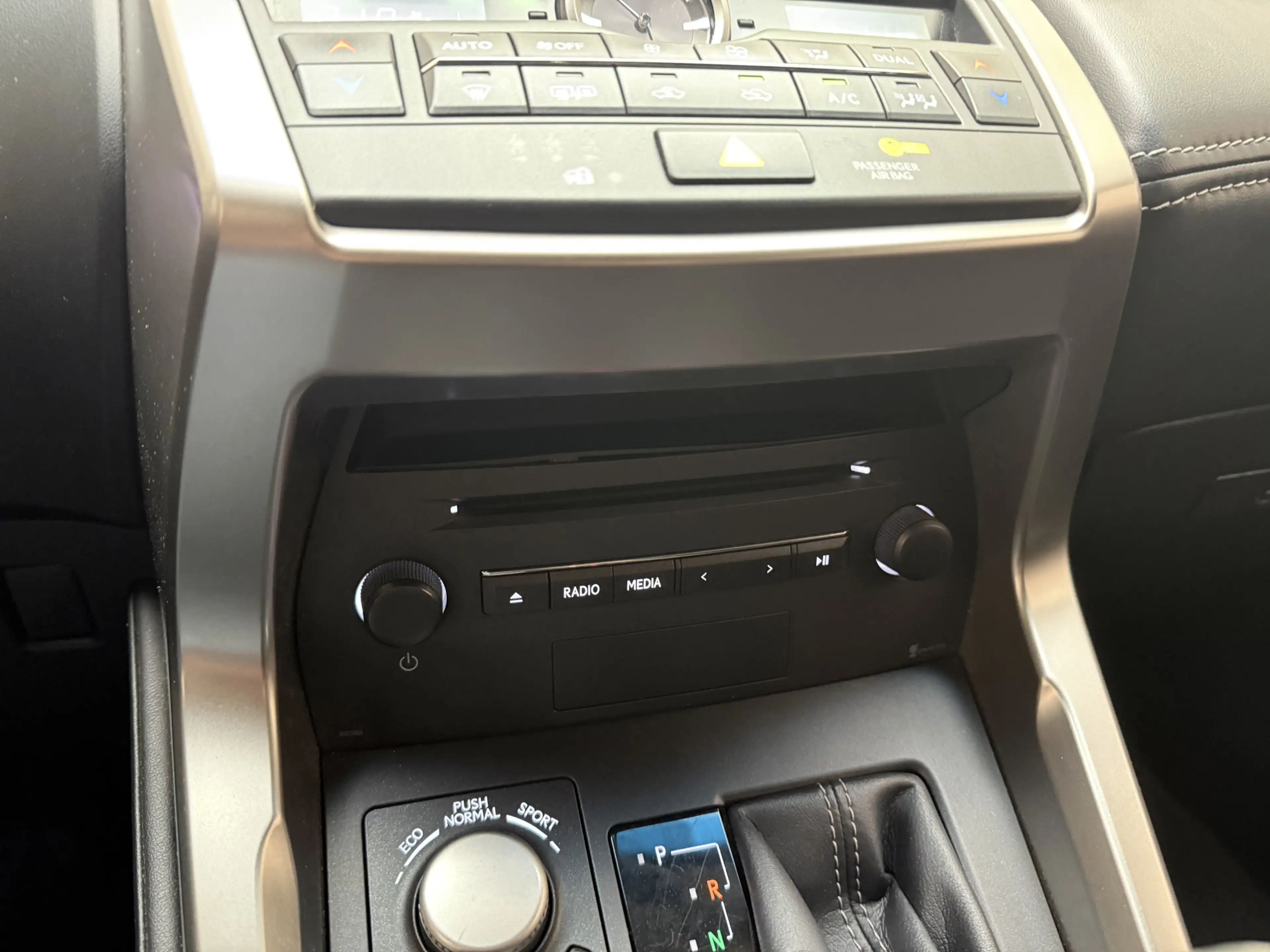 Lexus NX 300h 1/2 Leder / Navigatie / Cruise / ECC Clima / Camer — photo 14