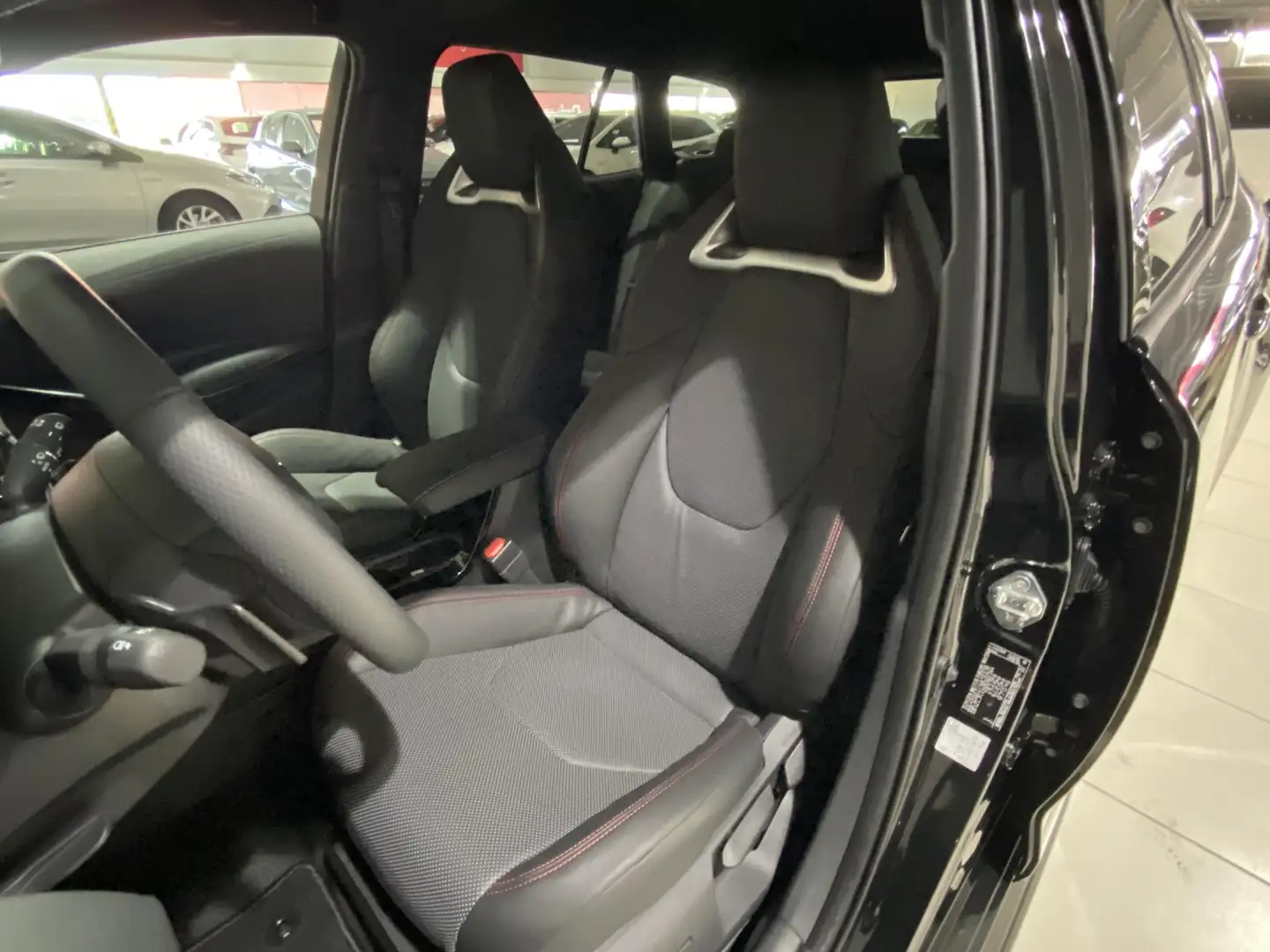 Toyota Corolla Touring Sports 2.0 Hybrid GR Sport Plus 196PK Toyo Zwart - 2