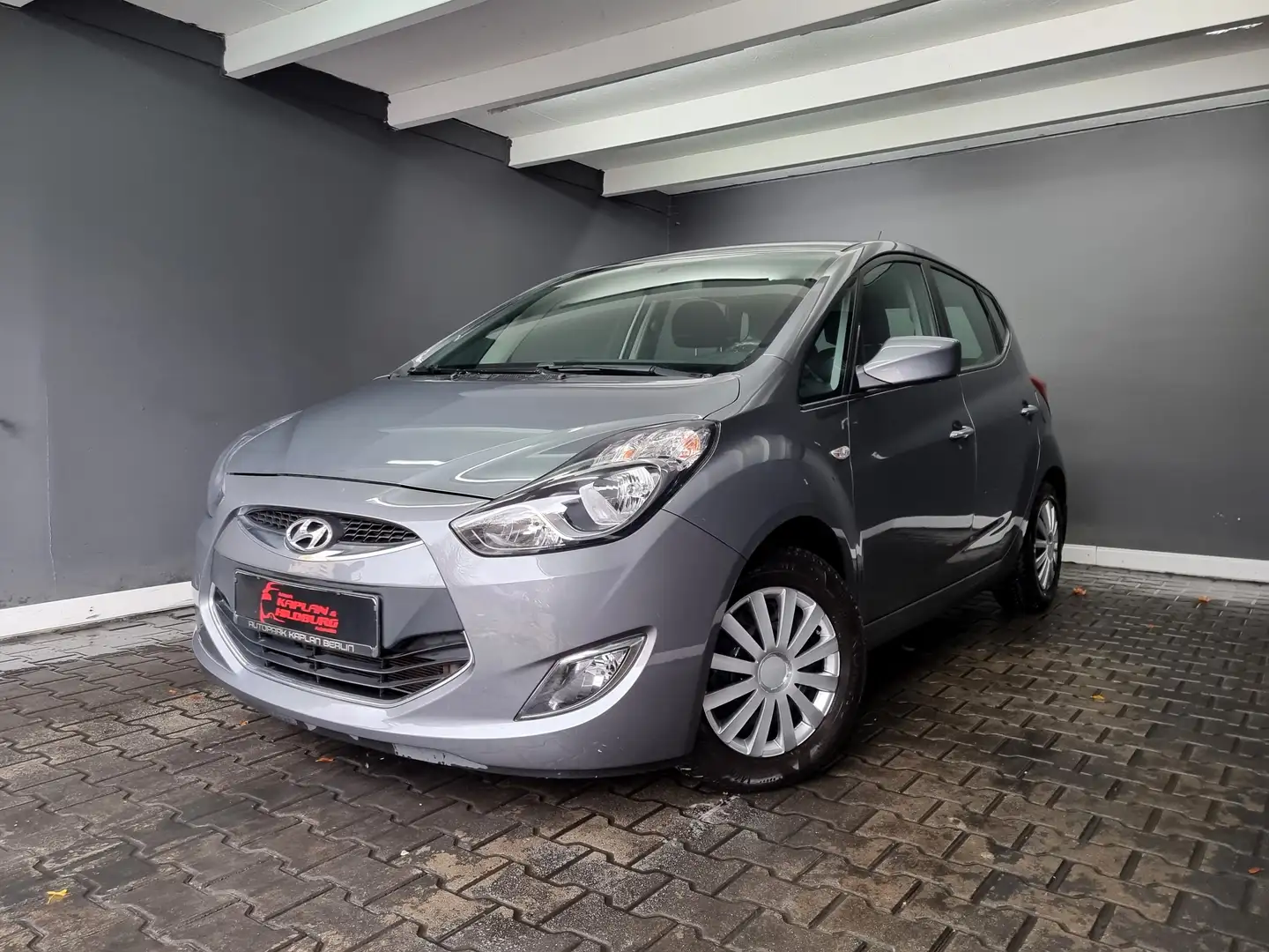 Hyundai iX20 1.6 YES! Silver, AUTOMATIK, NAVI, R-KAMERA, PDC Grau - 1