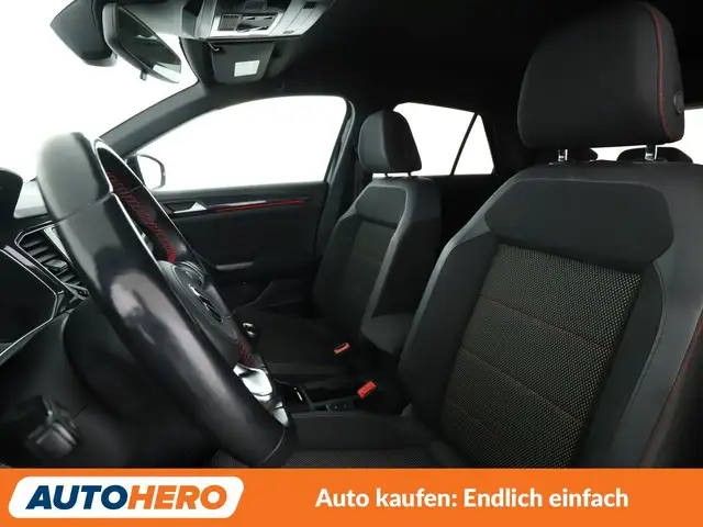 Volkswagen T-Roc view 10