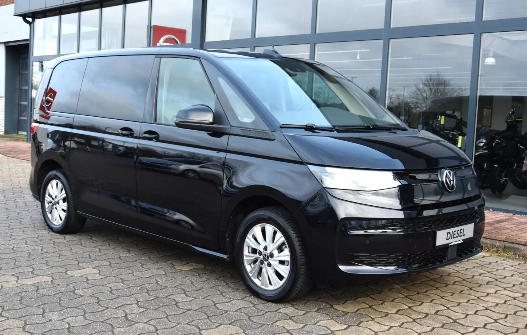 Volkswagen T7 Multivan AHK 5-Sitzer Rollstuhlrampe AT Zwart - 1