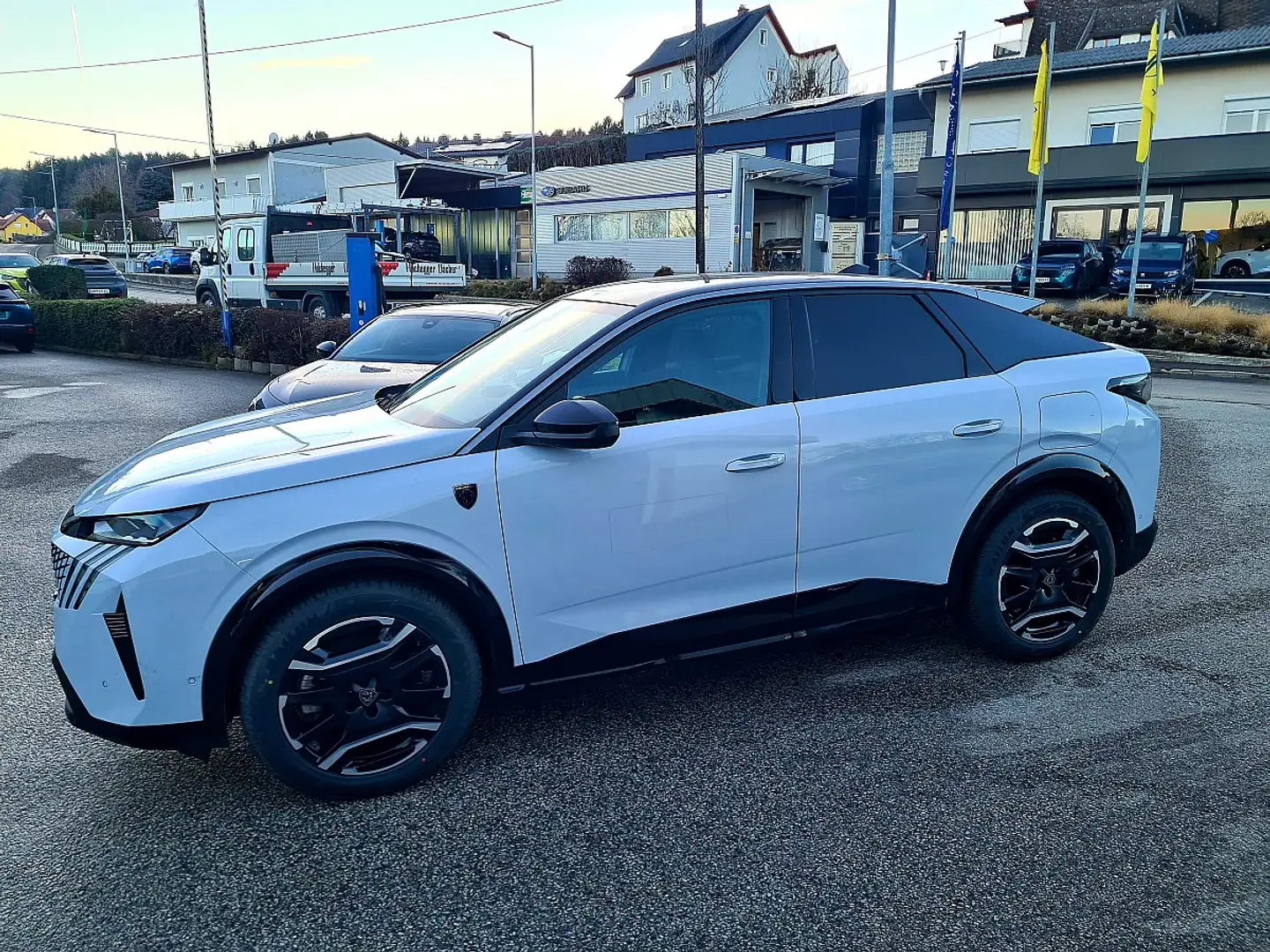 Peugeot 3008 Elektro 210 73kWh GT Weiß - 2