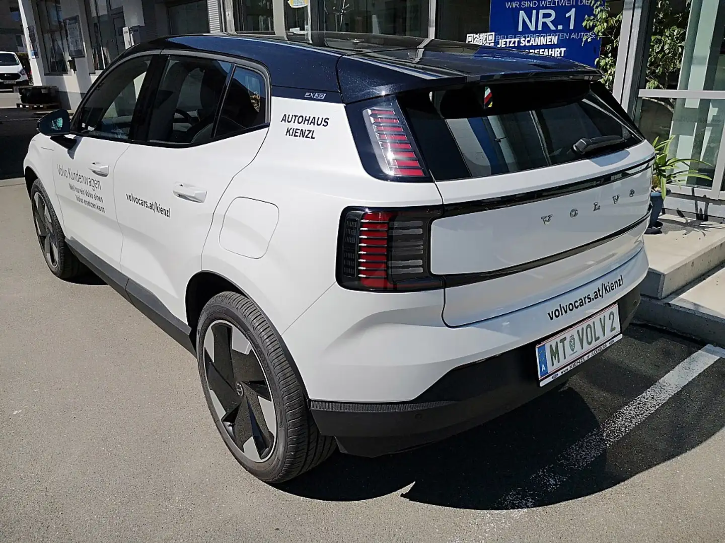 Volvo EX30 Twin Motor Performance AWD 69kWh Plus Weiß - 2