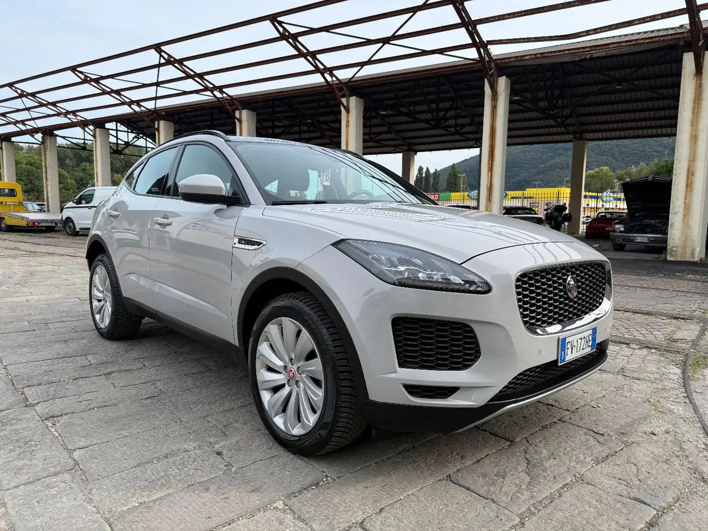Jaguar E-Pace 2.0D 180 CV AWD aut. R-Dynamic S Beige - 2