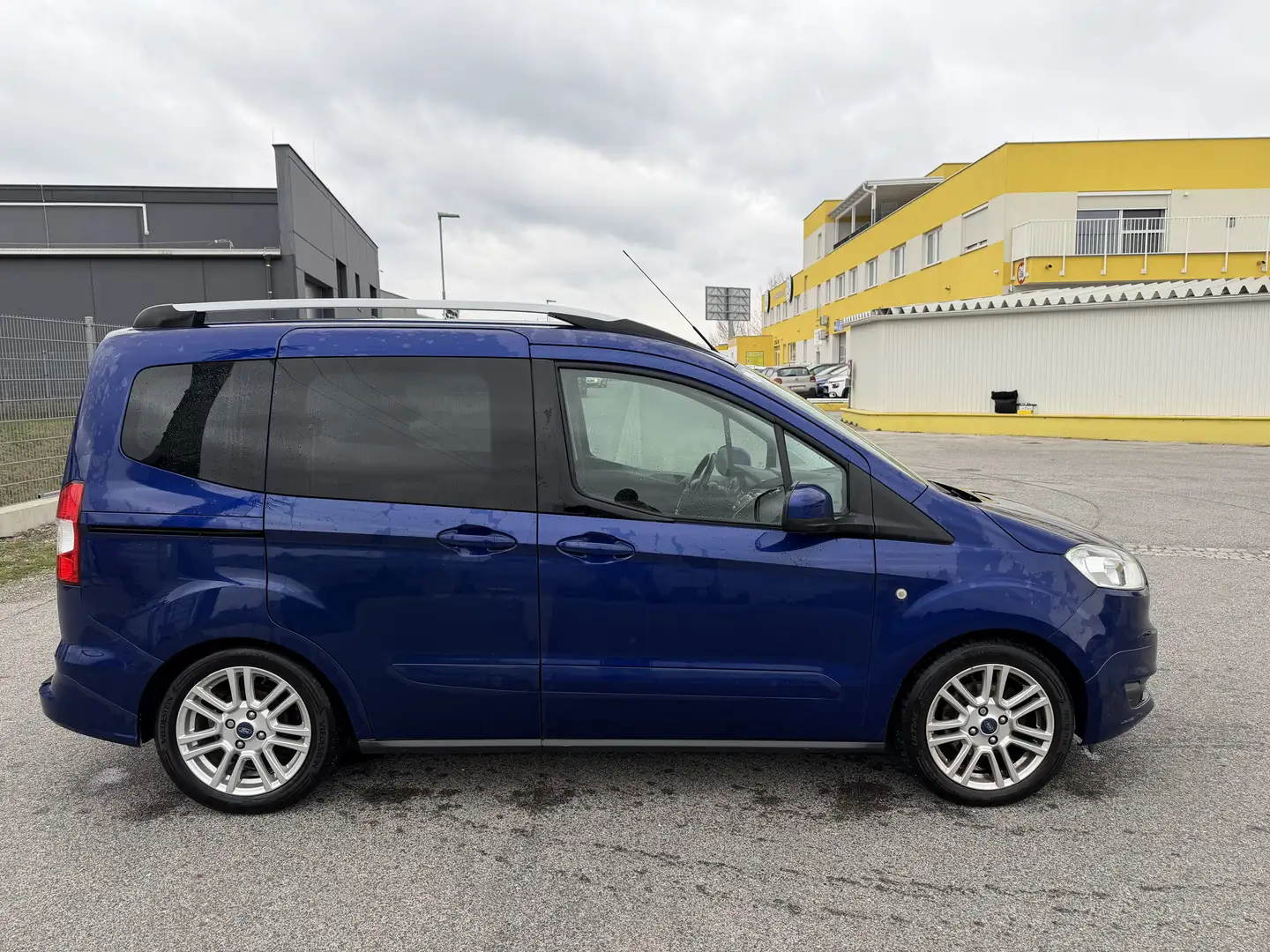 Ford Tourneo Courier 1,0 EcoBoost Ambiente - 2