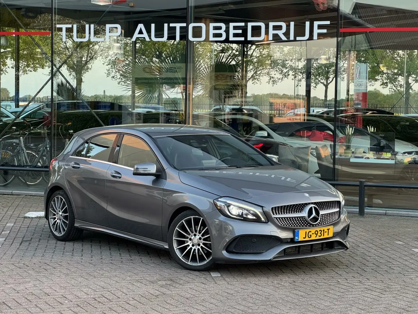 Mercedes-Benz A 180 Prestige AMG Automaat 2016 Leder/Alcantara Grey - 1