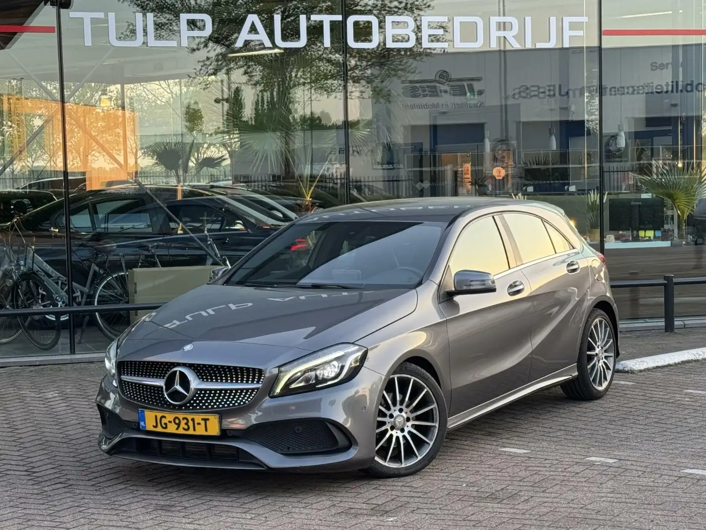 Mercedes-Benz A 180 Prestige AMG Automaat 2016 Leder/Alcantara Grey - 2