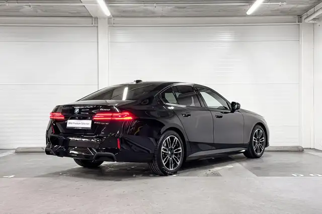BMW 5 Series view 7