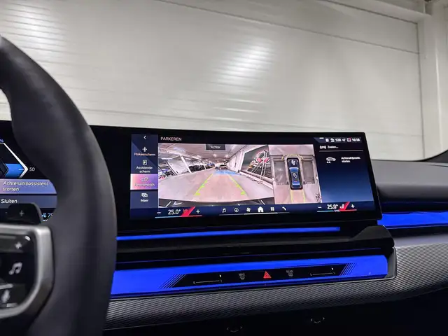 BMW 5 Series view 14