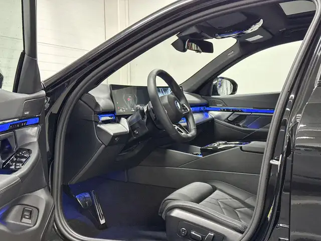 BMW 5 Series view 9