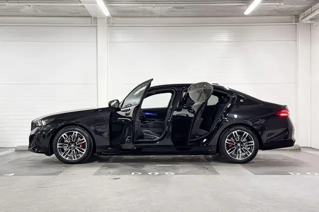BMW 5 Series view 3