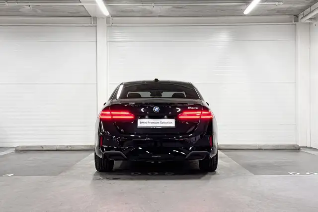 BMW 5 Series view 8