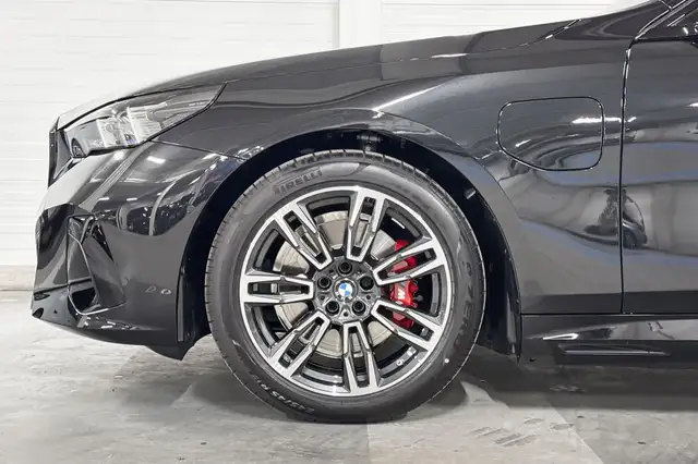 BMW 5 Series view 4