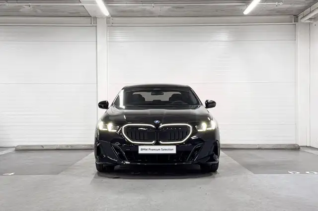 BMW 5 Series view 6
