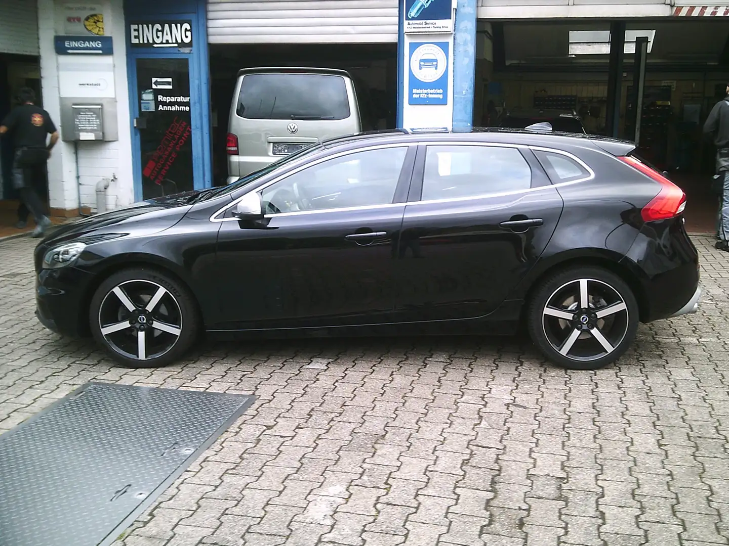 Volvo V40 Momentum Schwarz - 1