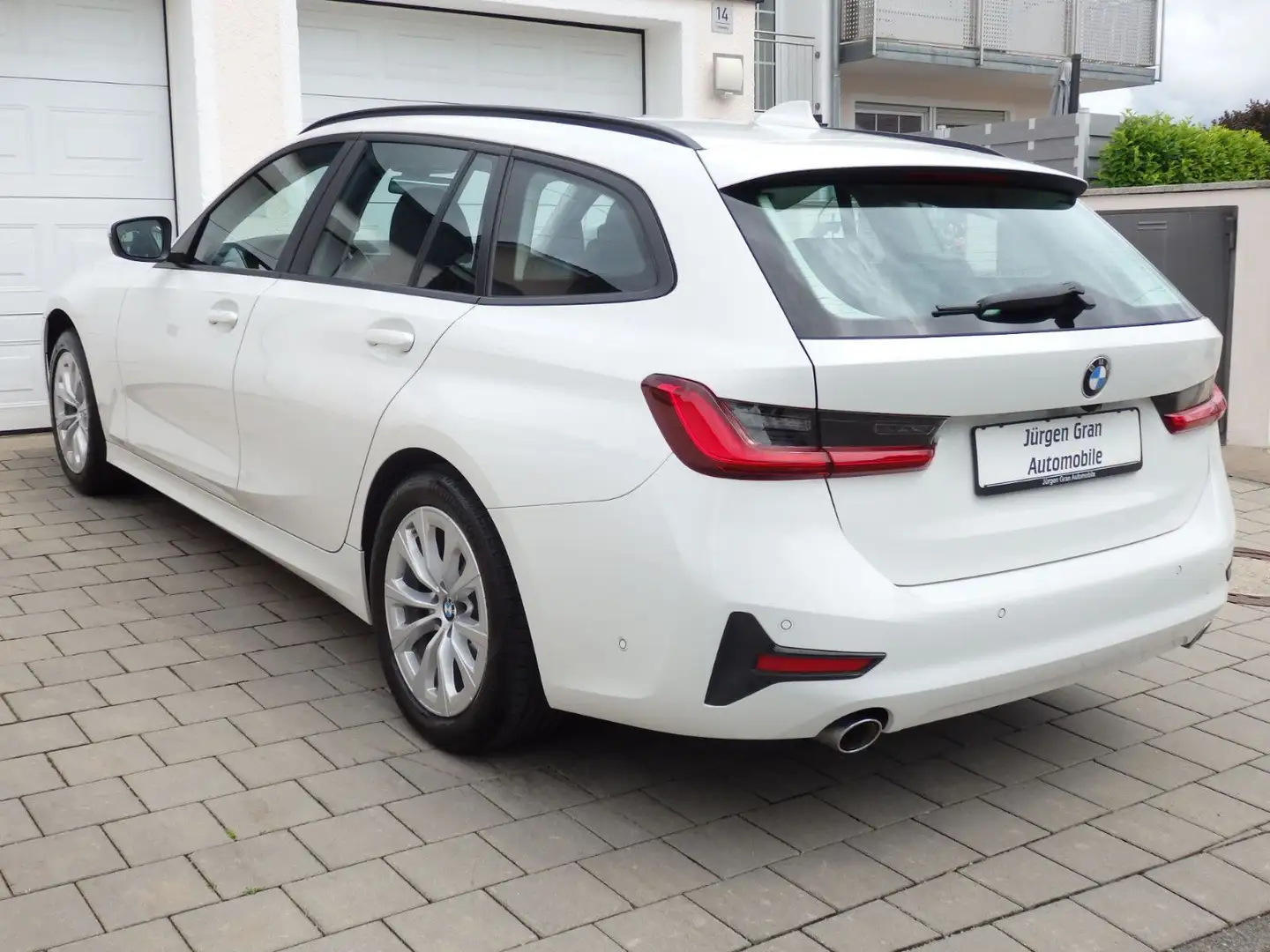BMW 318 d Touring Aut DrivAssProf Parkass erwLED eAHK Blanc - 2