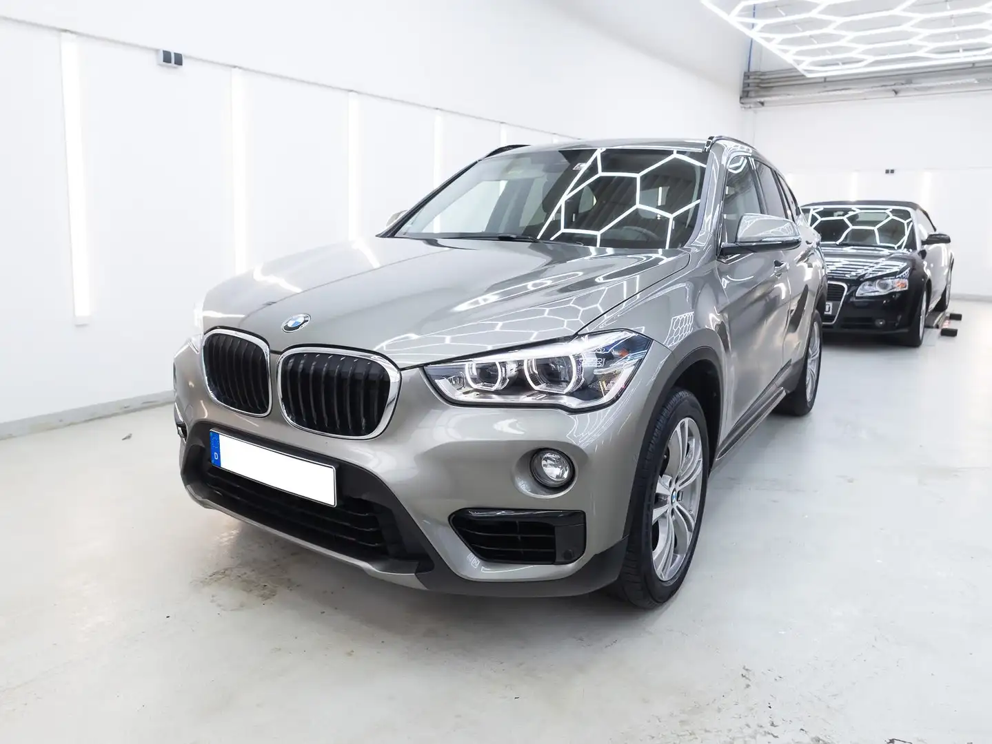 BMW X1 X1 sDrive18i Aut. Silber - 1