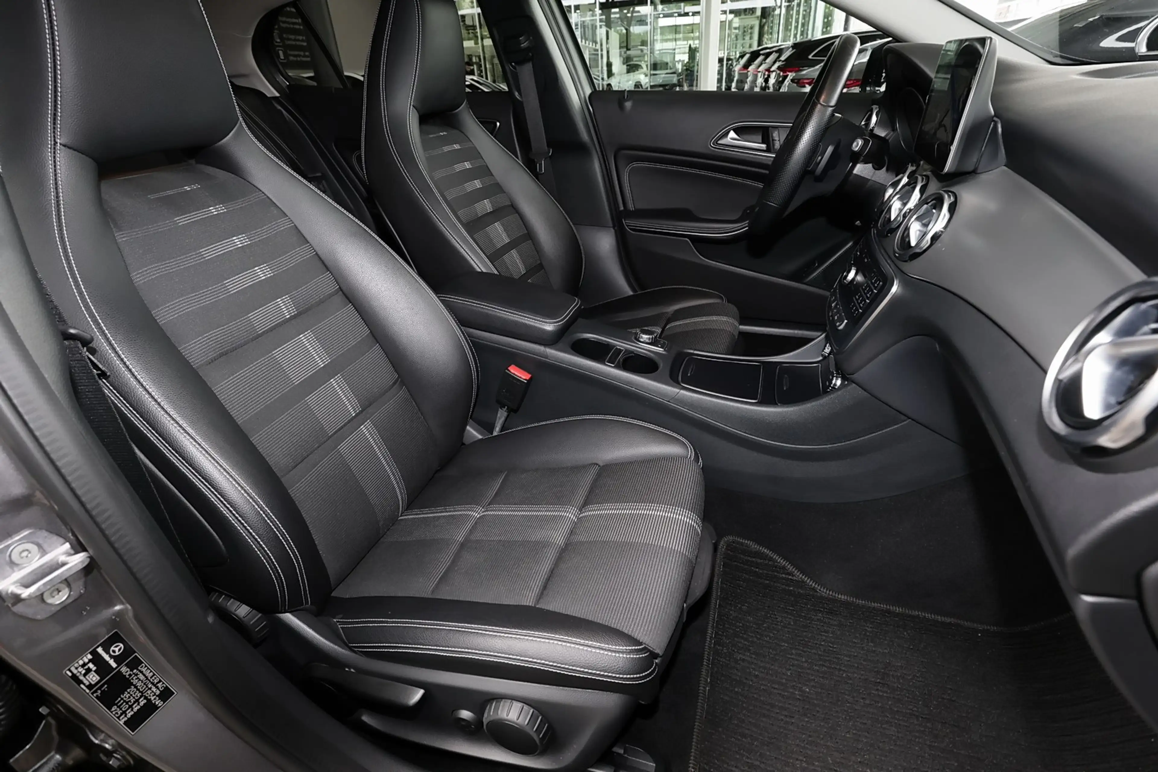 Mercedes-Benz GLA 220 d Sport Utility Vehicle NIGHT+MEMORY+18" — photo 4