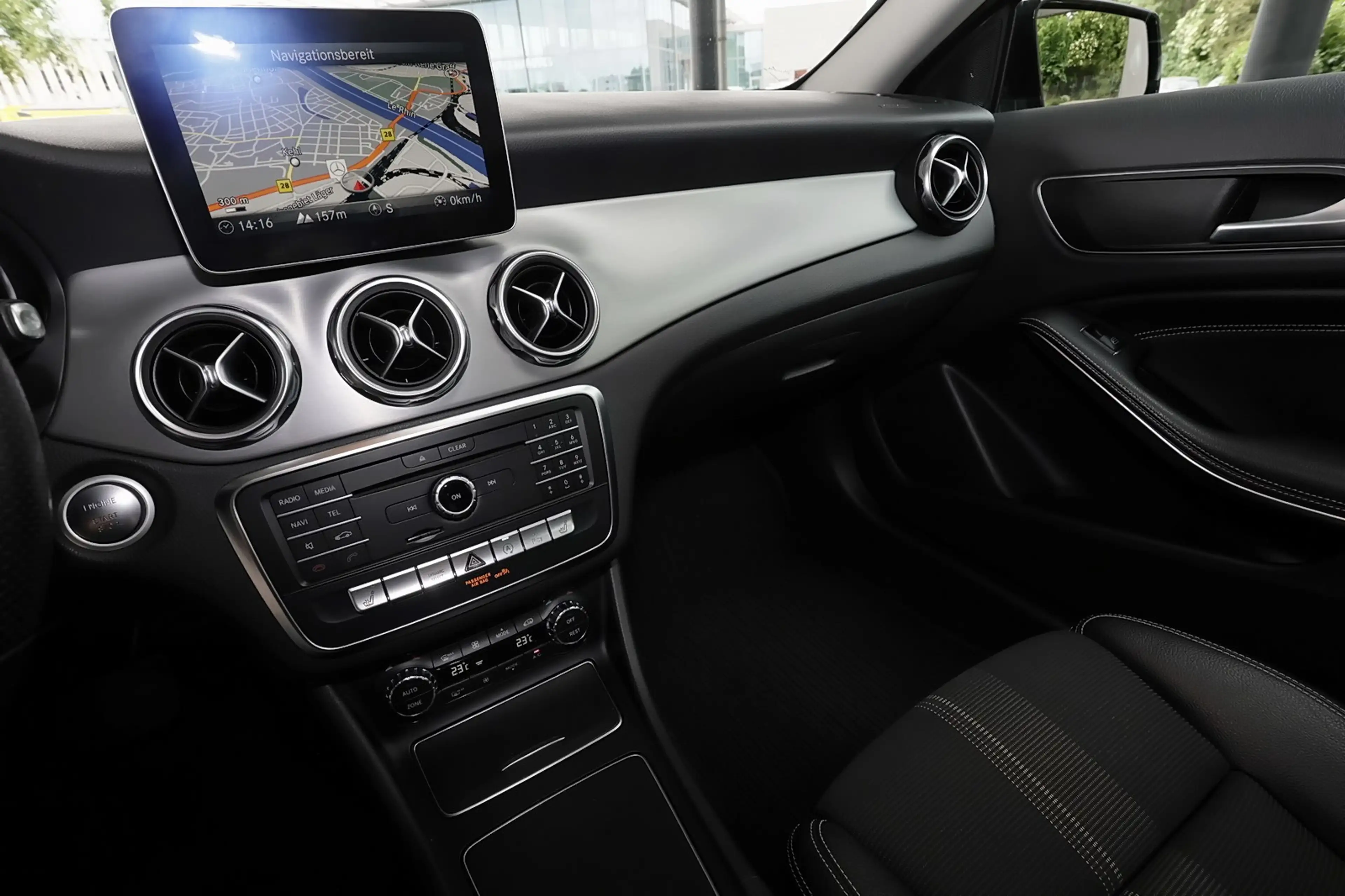 Mercedes-Benz GLA 220 d Sport Utility Vehicle NIGHT+MEMORY+18" — photo 9