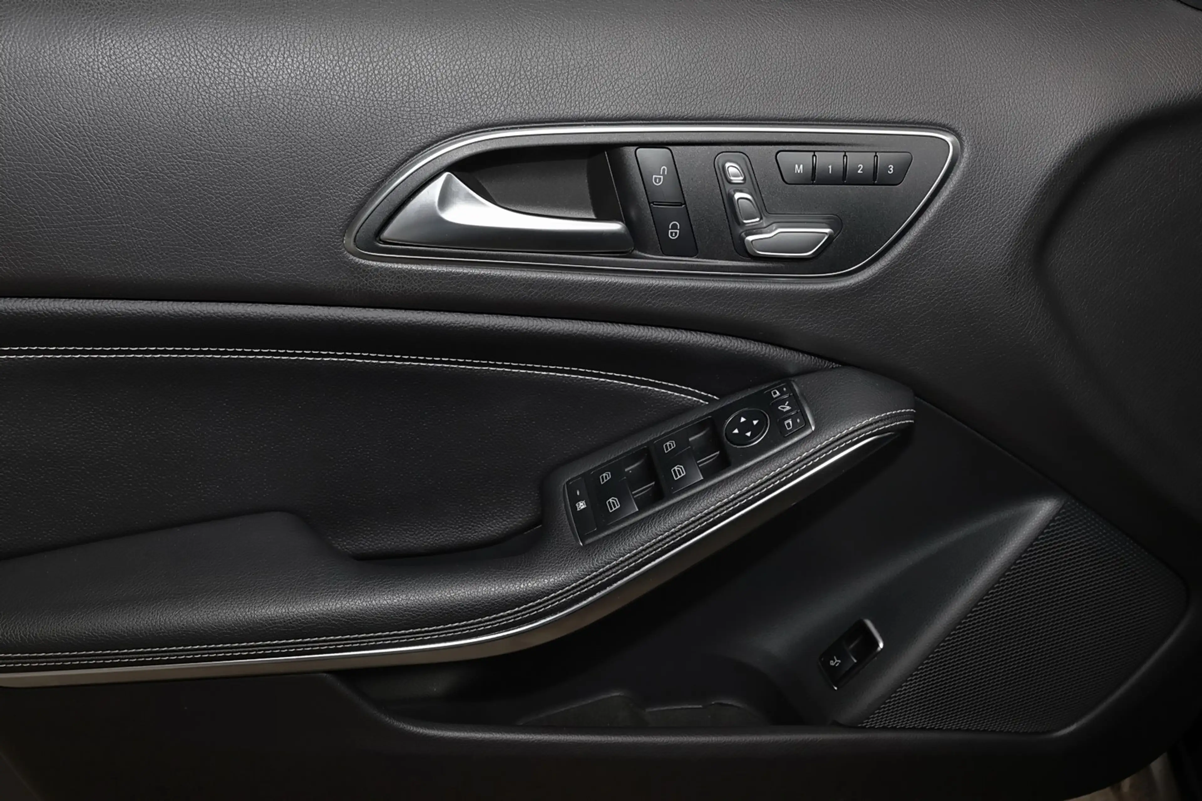 Mercedes-Benz GLA 220 d Sport Utility Vehicle NIGHT+MEMORY+18" — photo 11