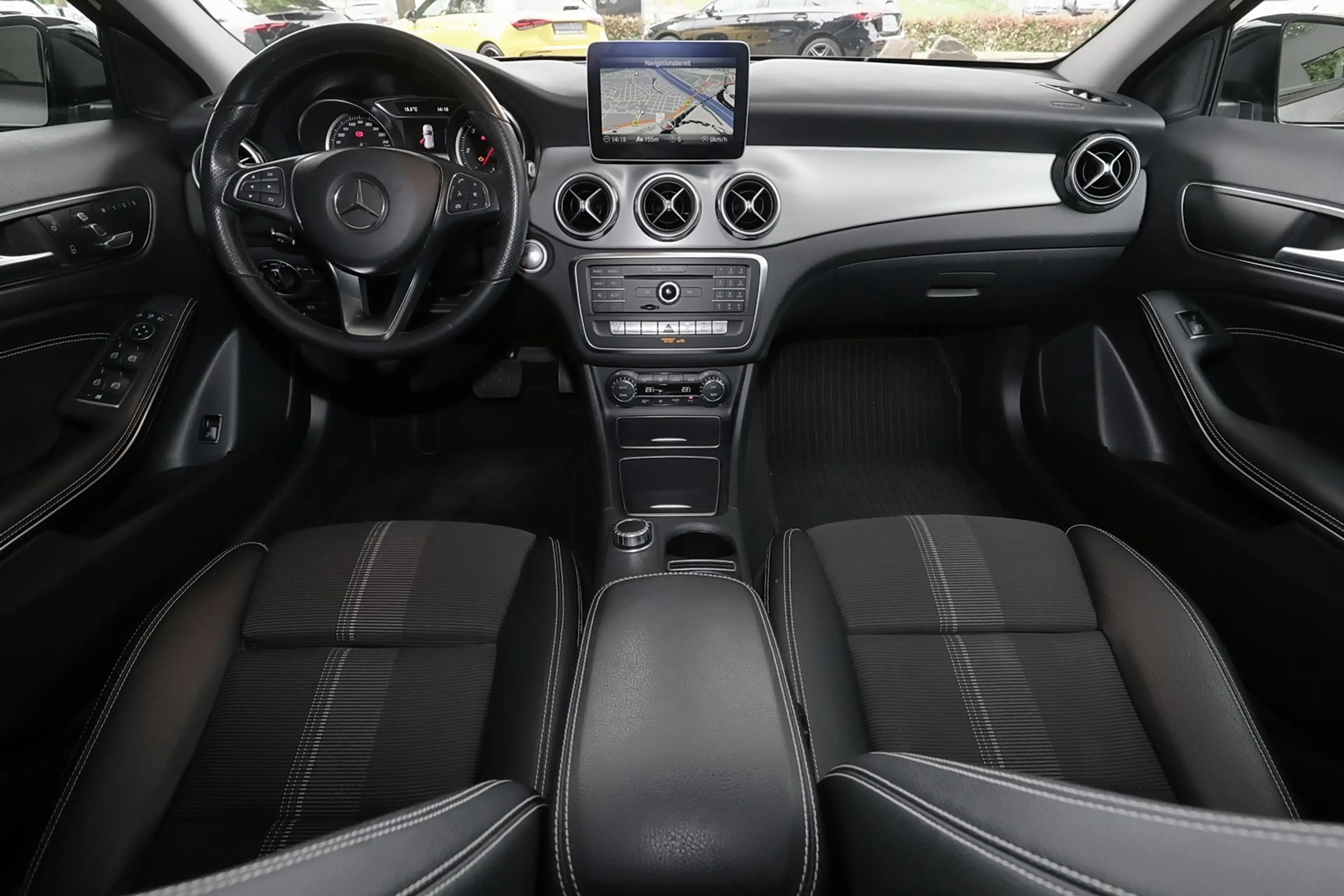 Mercedes-Benz GLA 220 d Sport Utility Vehicle NIGHT+MEMORY+18" — photo 5