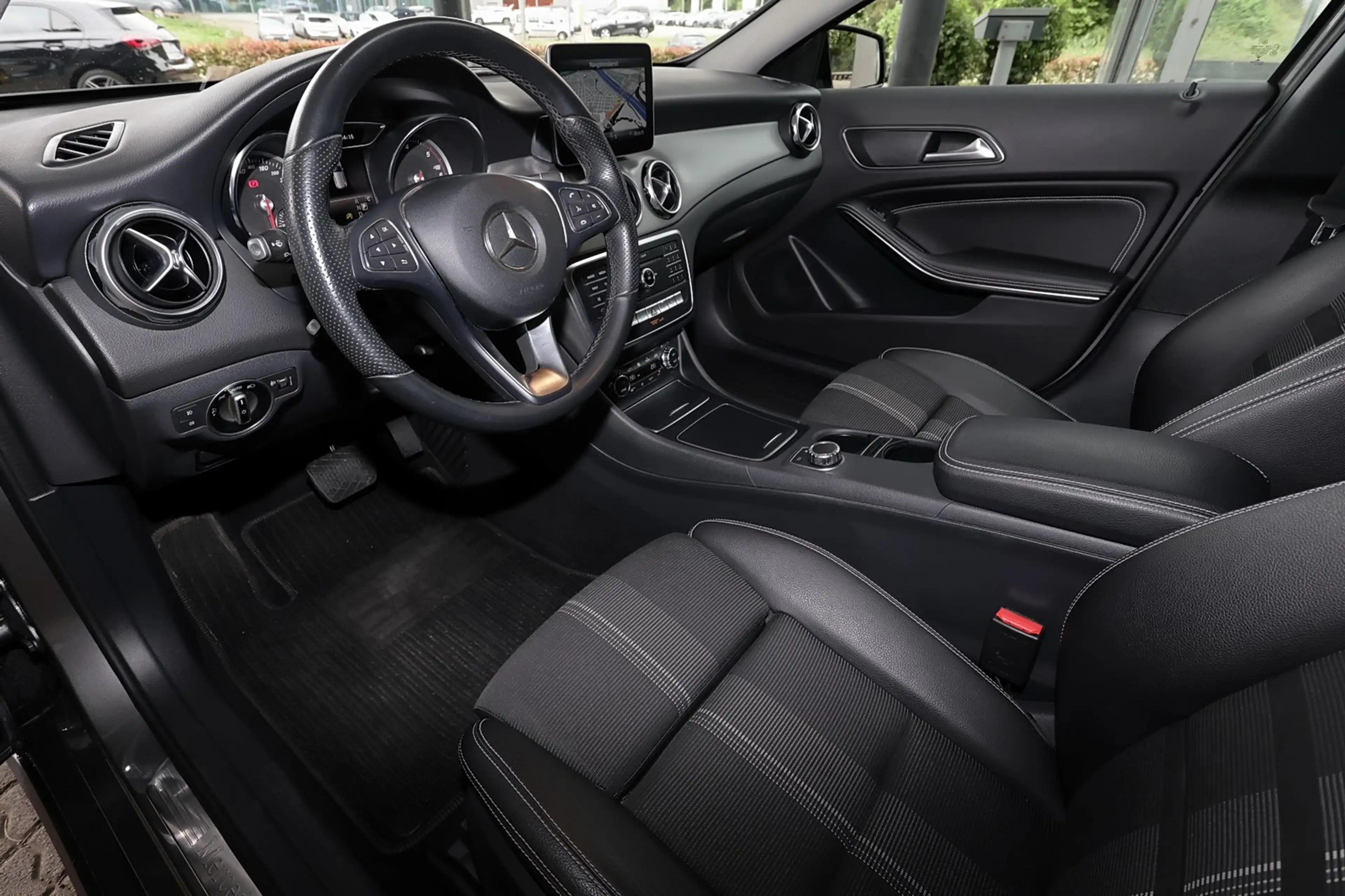 Mercedes-Benz GLA 220 d Sport Utility Vehicle NIGHT+MEMORY+18" — photo 8