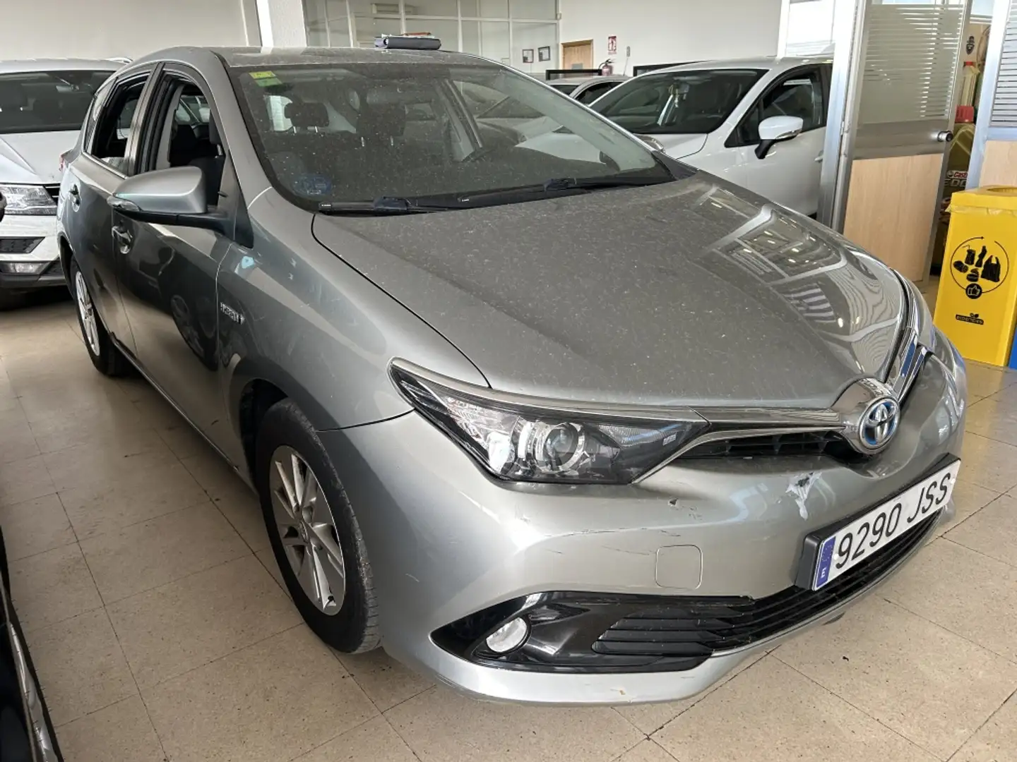 Toyota Auris hybrid 140H Active Gris - 1